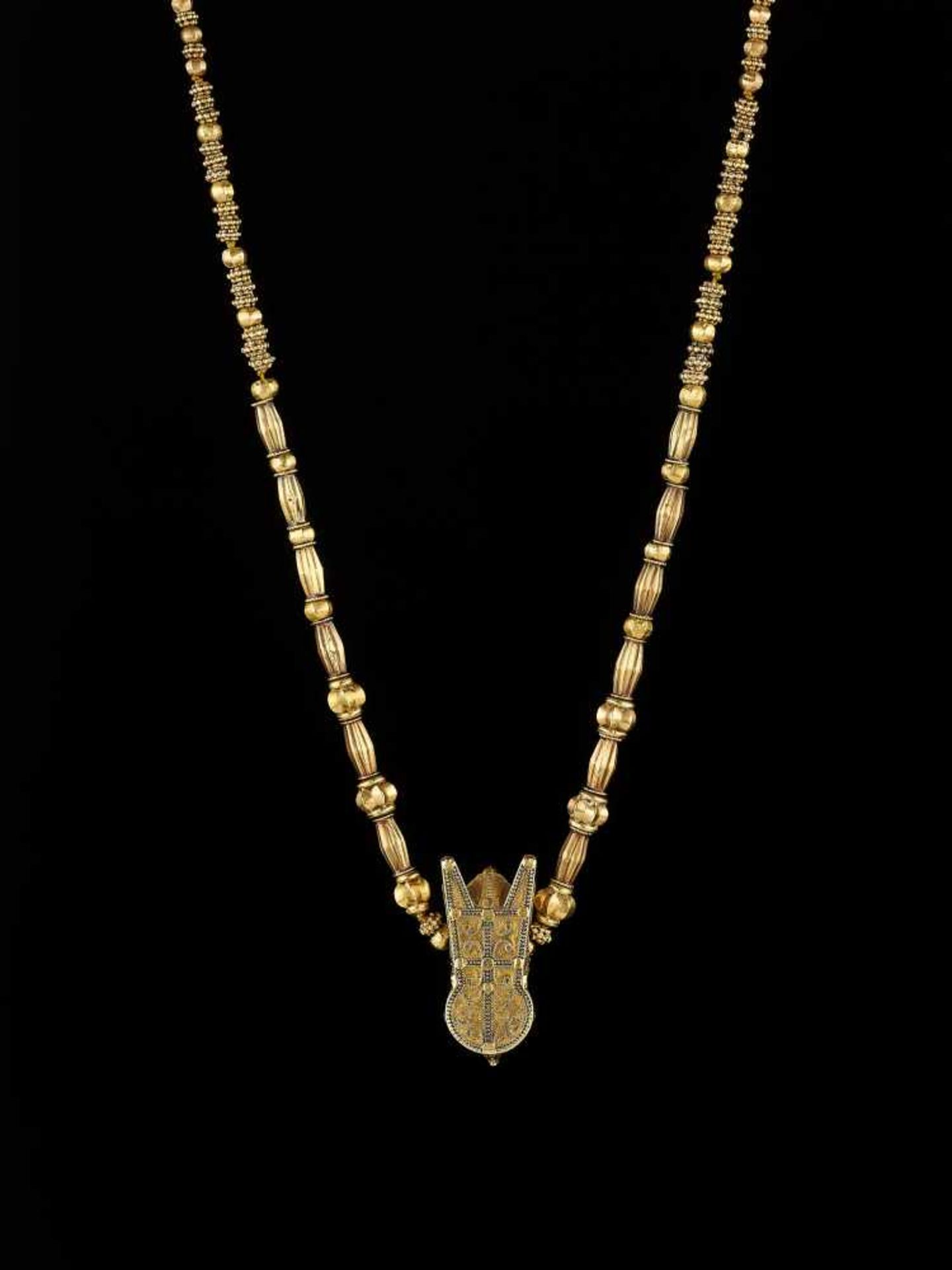 A TODA ‘BULLS HEAD’ GOLD NECKLACE Southern India, mid-19th to early 20th century. The central - Image 4 of 10
