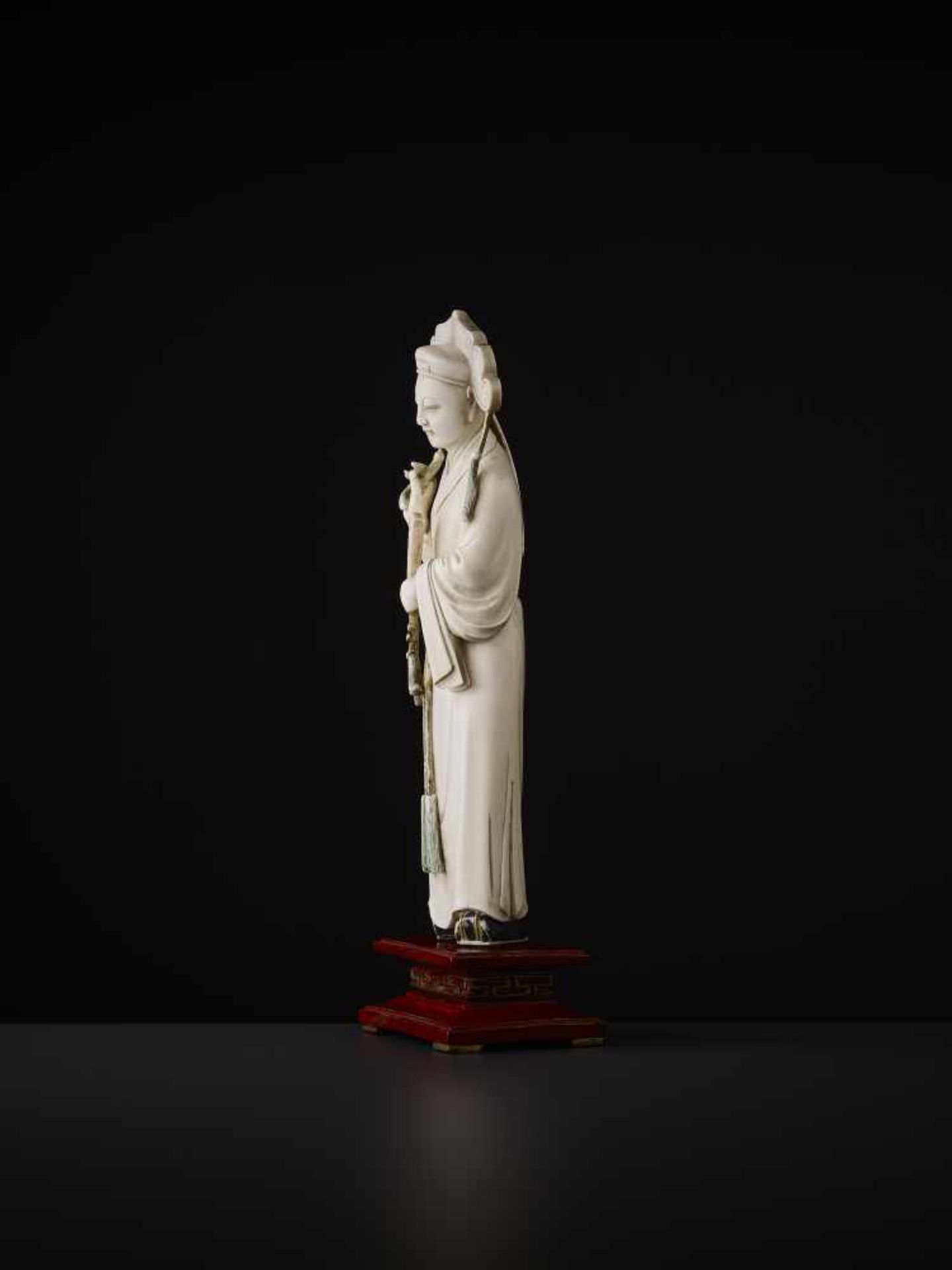 A MANCHU COURTIER IVORY FIGURE, QING China, 19th century. Openwork carving from a single piece of - Image 5 of 8