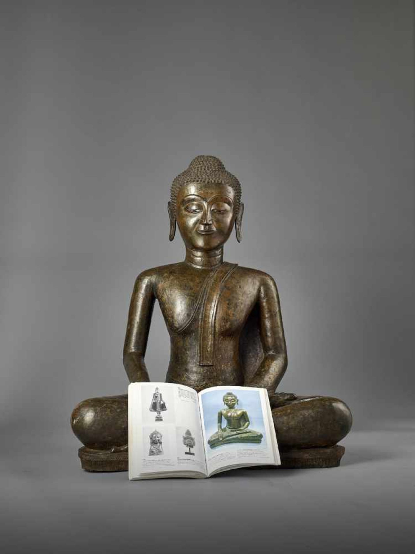 A VERY LARGE BUDDHA SHAKYAMUNI BRONZE Thailand, Kingdom of Ayudhya, 16th – 18th century. The - Image 2 of 10