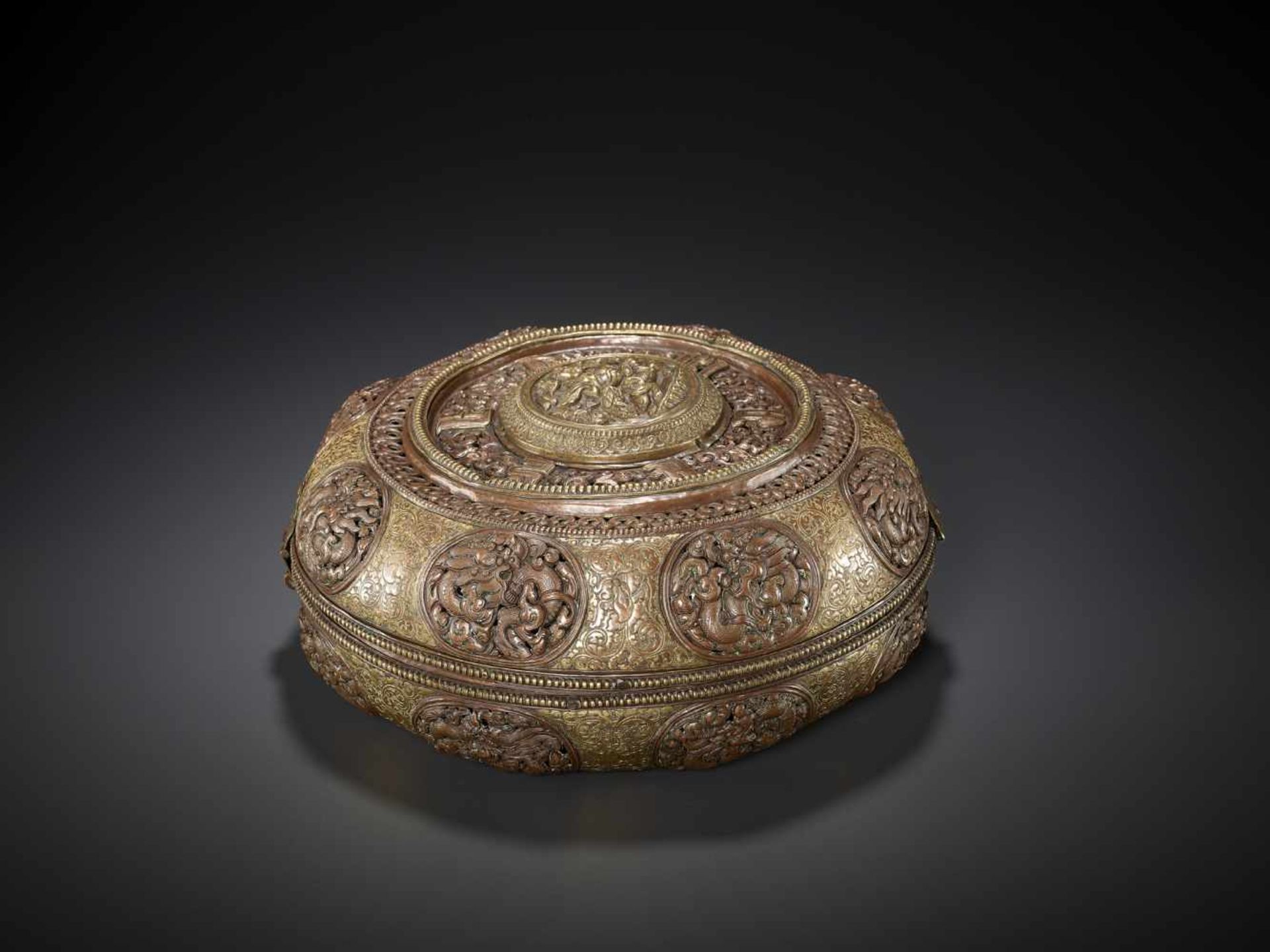 A GILT COPPER REPOUSSÉ RICE CONTAINER Tibet, 17th – 18th century. Finely engraved, embossed and - Image 9 of 9