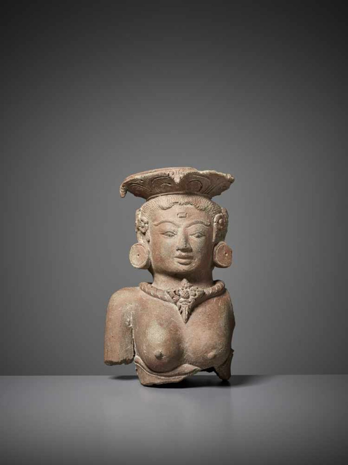 A FEMALE MAJAPAHIT TERRACOTTA BUST Indonesia, Java, 14th – 15th century. This elaborate and - Image 2 of 10