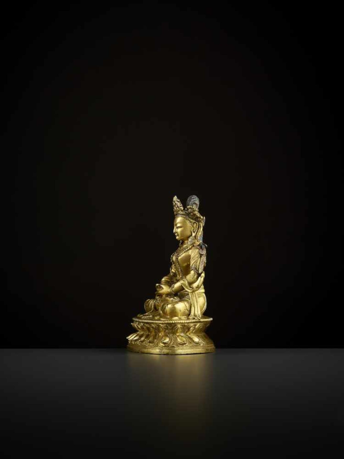 A GILT-BRONZE AMITAYUS, 18TH CENTURY China. Finely and heavily cast seated in dhyanasana on a - Image 3 of 8