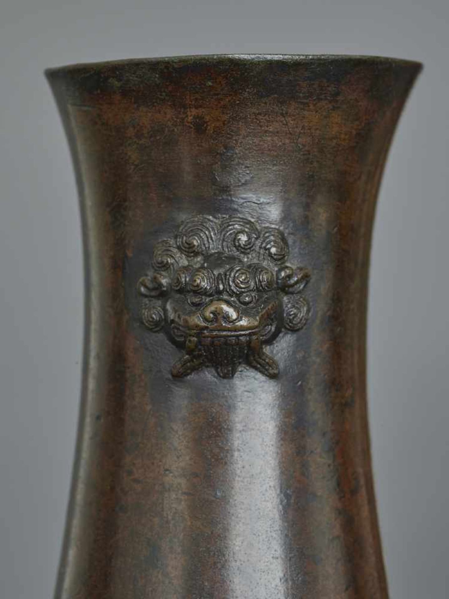 A FINE LION HEAD BRONZE VASE, MING China, 1368-1644. The slender vase with flaring foot rim and - Image 9 of 10