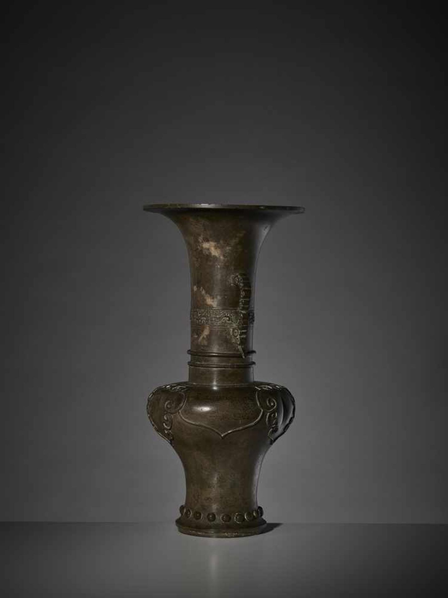 A LARGE BRONZE YEN YEN VASE China, 17th - 18th century. The wideshouldered body surmounted by a tall - Image 7 of 8