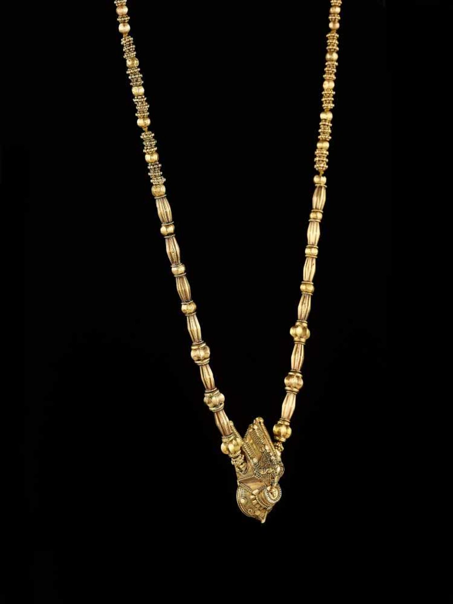A TODA ‘BULLS HEAD’ GOLD NECKLACE Southern India, mid-19th to early 20th century. The central - Image 7 of 10