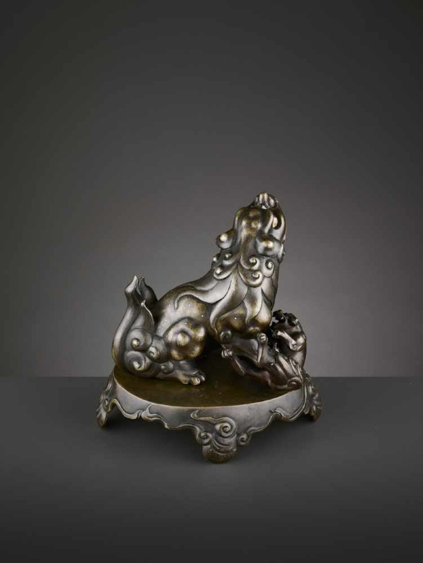 A SILVER- AND GOLD-INLAID BRONZE CENSER, KANGXI China, early 18th century. Heavily cast as a - Image 8 of 12
