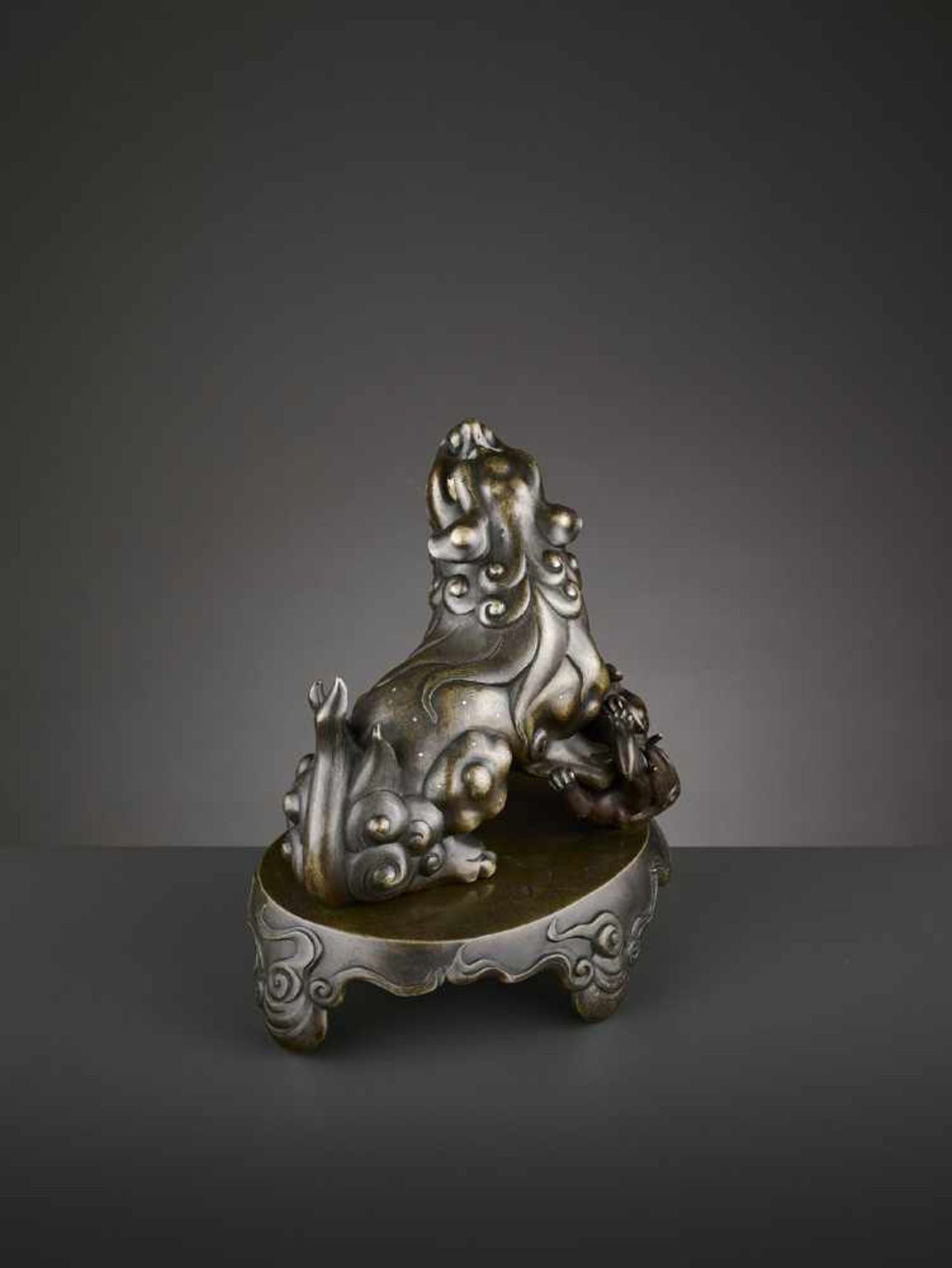 A SILVER- AND GOLD-INLAID BRONZE CENSER, KANGXI China, early 18th century. Heavily cast as a - Image 7 of 12