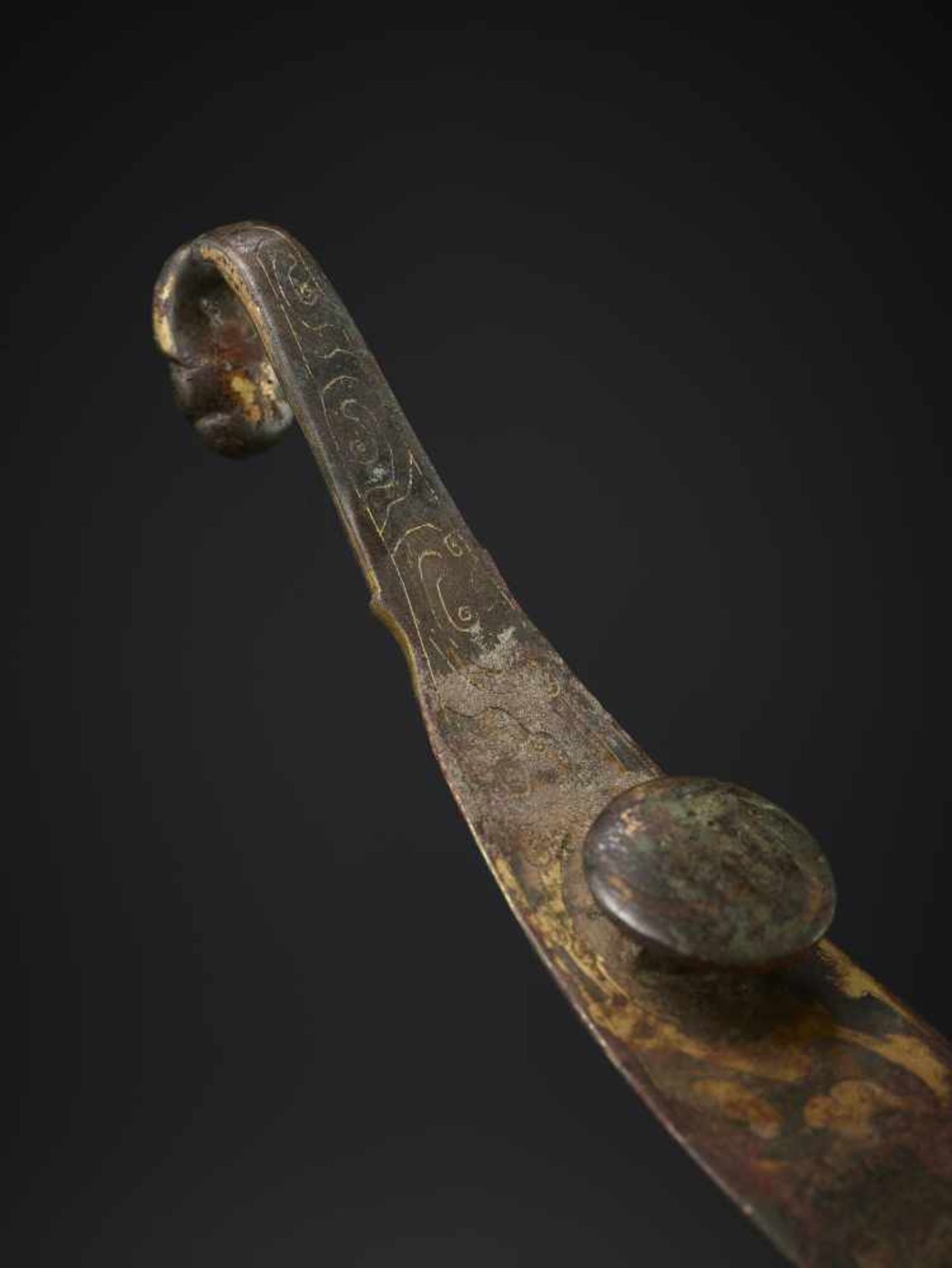 A BRONZE BELT HOOK, WARRING STATES China, 475–221 BC. The parcel gilt and turquoise inlaid bronze - Image 3 of 6