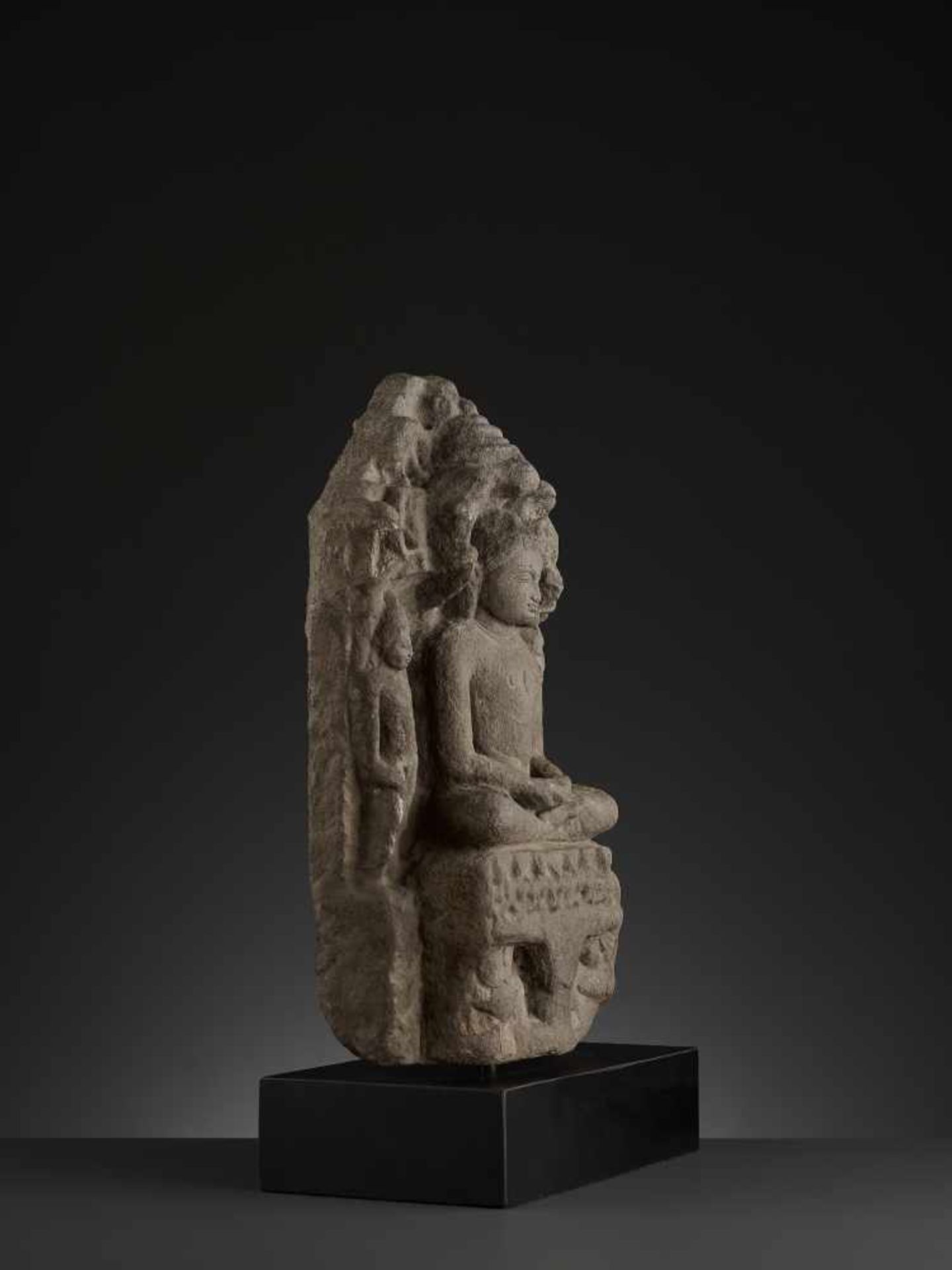 A RARE STELE OF PARSHVANATHA TIRTHANKARA Central India, 11th - 12th century. The sandstone carved in - Image 8 of 8