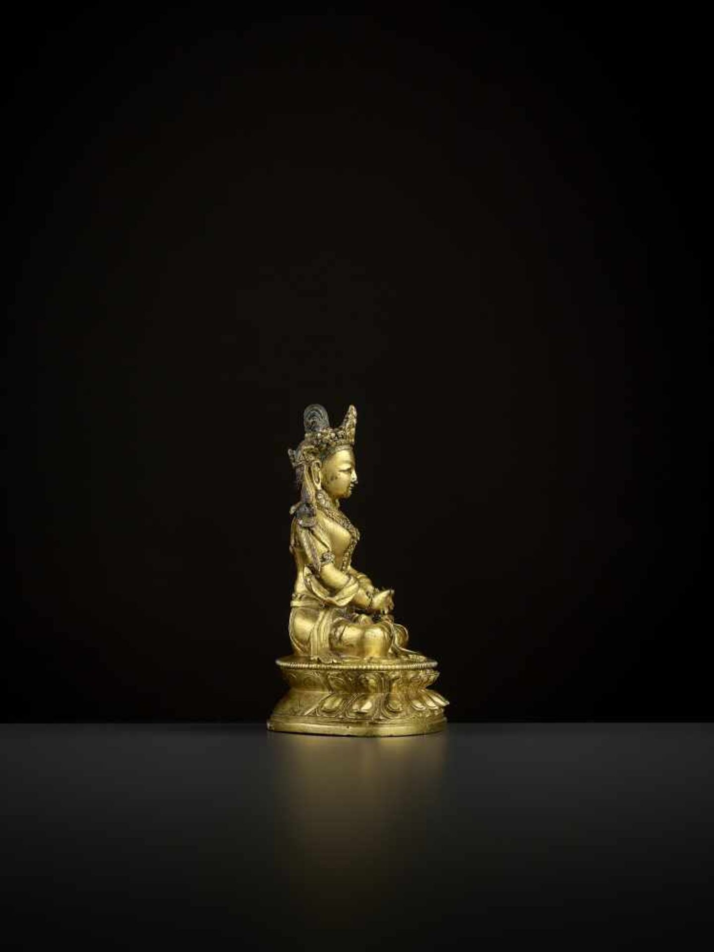 A GILT-BRONZE AMITAYUS, 18TH CENTURY China. Finely and heavily cast seated in dhyanasana on a - Image 5 of 8