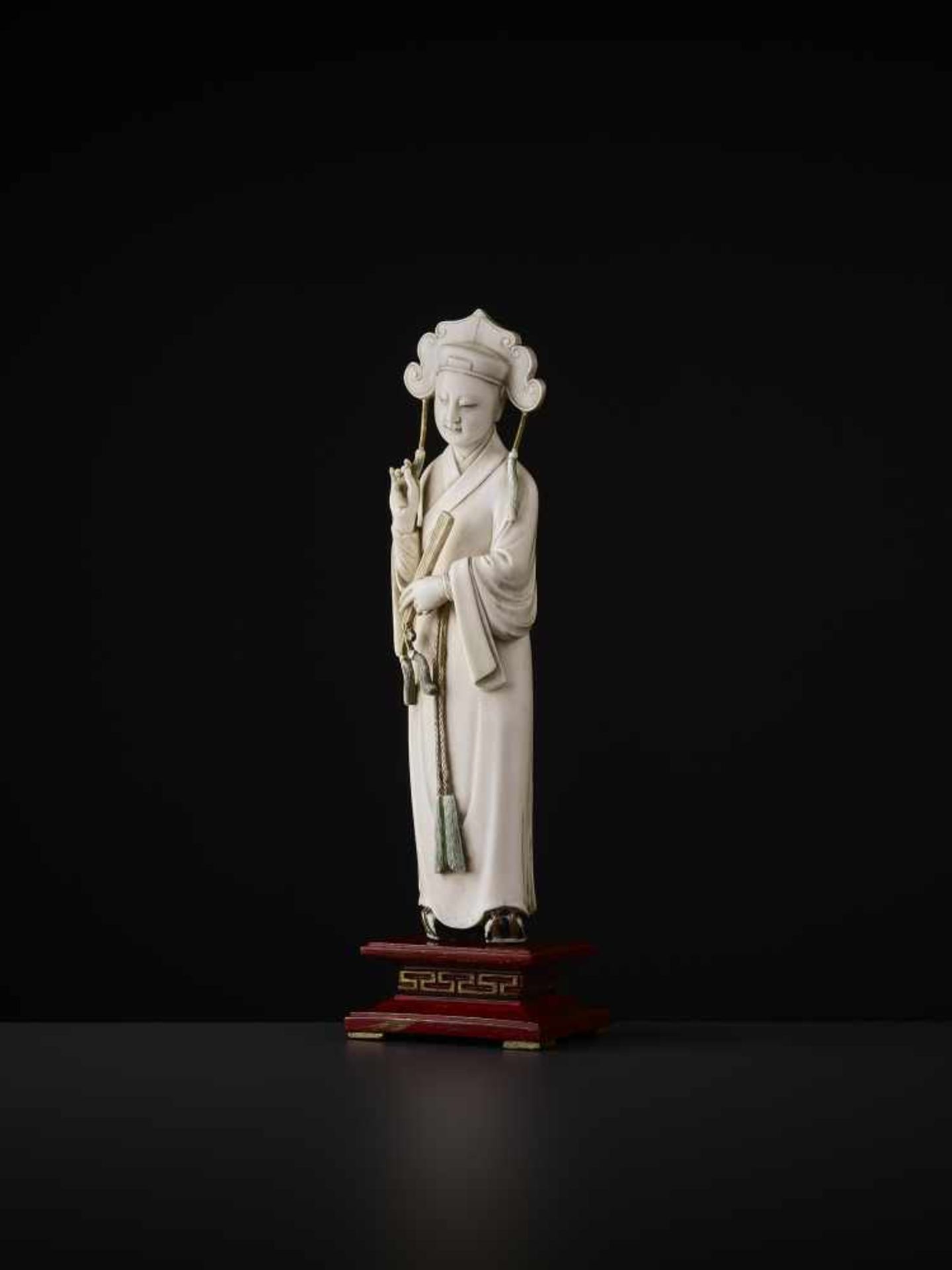 A MANCHU COURTIER IVORY FIGURE, QING China, 19th century. Openwork carving from a single piece of - Image 4 of 8