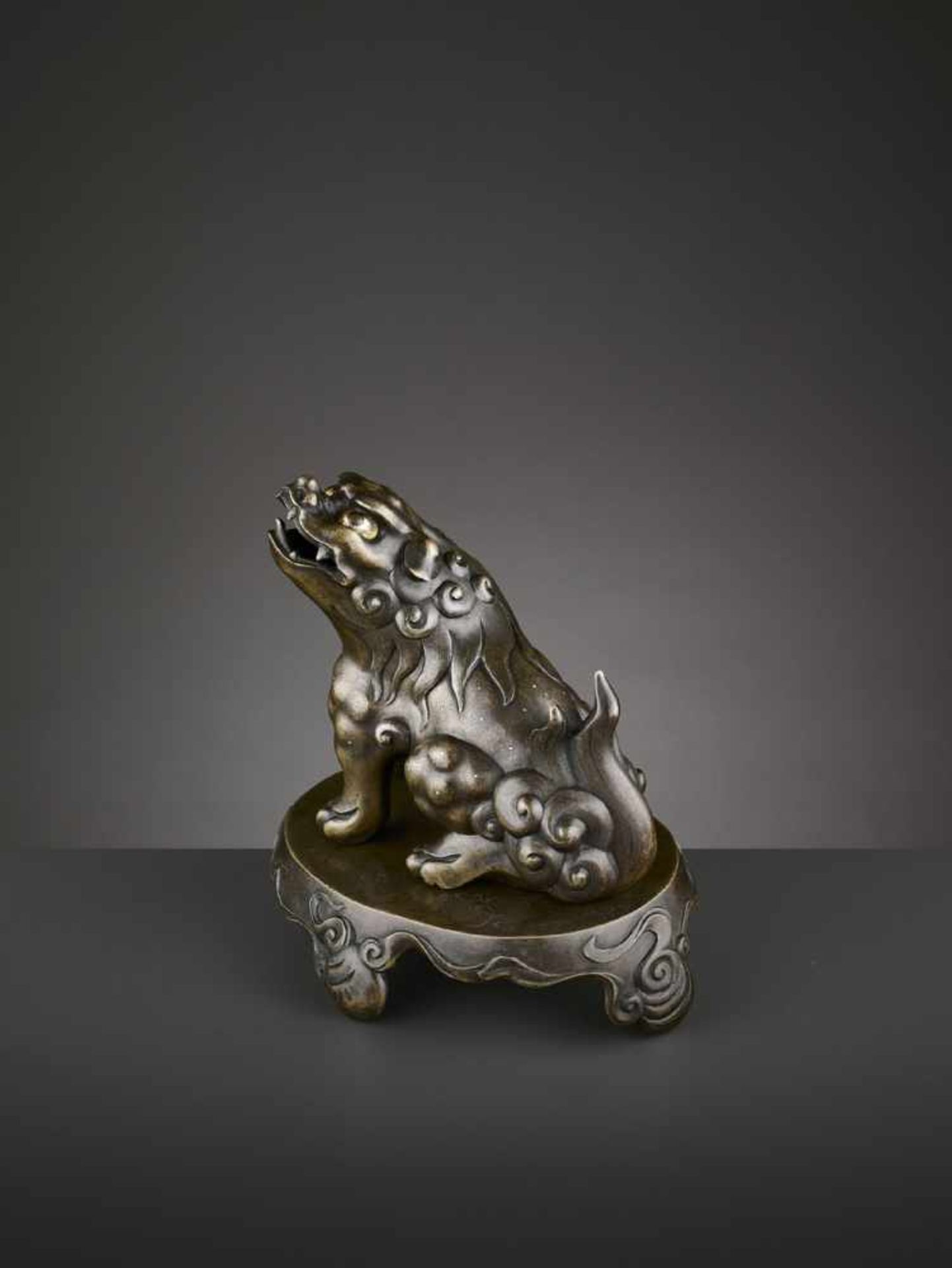 A SILVER- AND GOLD-INLAID BRONZE CENSER, KANGXI China, early 18th century. Heavily cast as a - Image 5 of 12