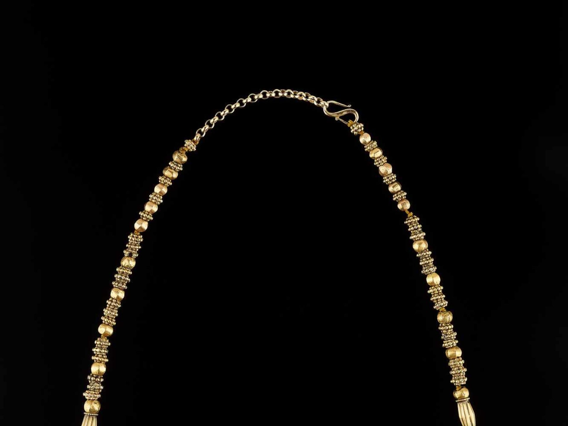 A TODA ‘BULLS HEAD’ GOLD NECKLACE Southern India, mid-19th to early 20th century. The central - Image 8 of 10