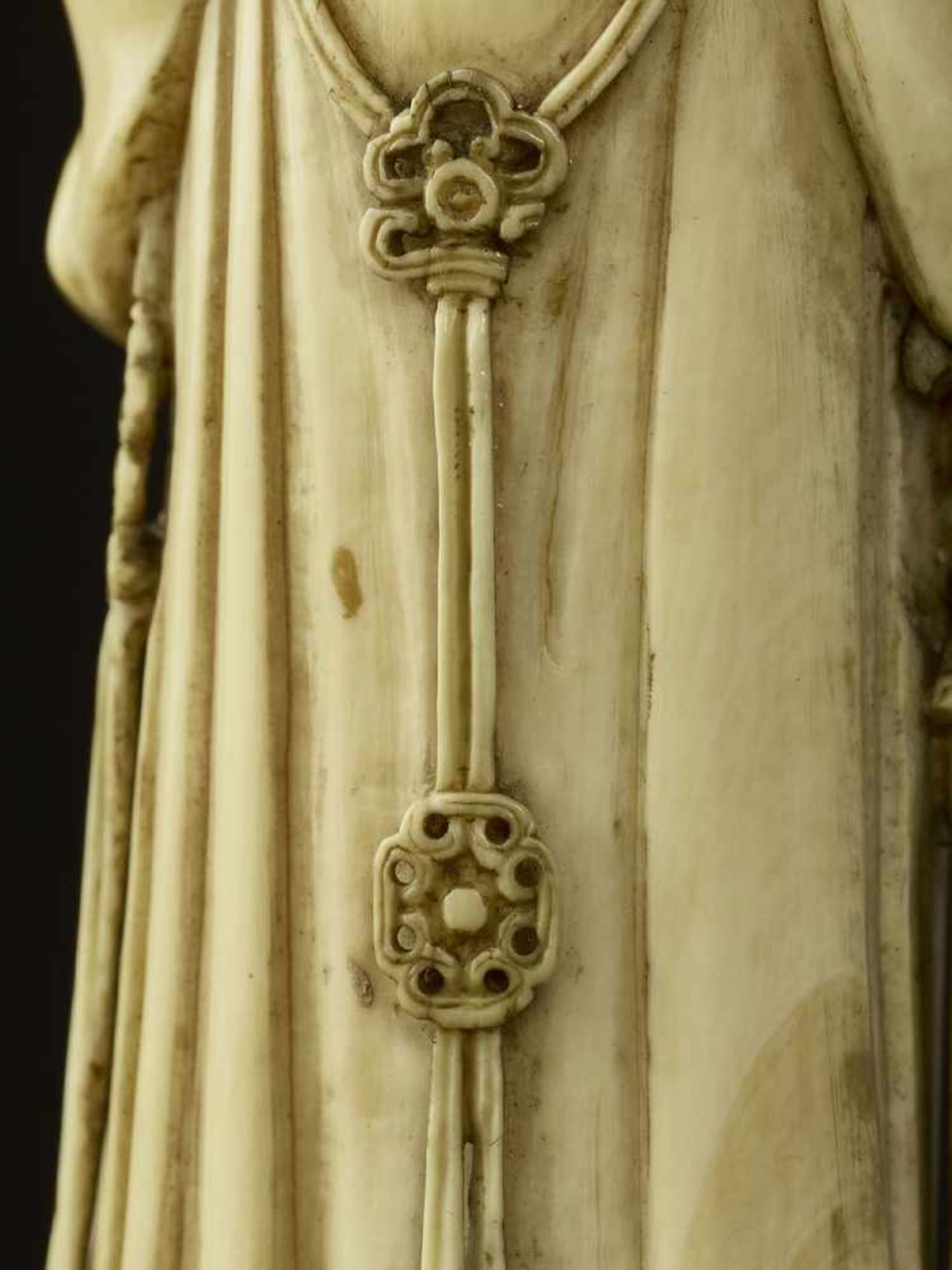 A FINE IVORY COURT LADY China, 18th century. The slender lady elegantly carved with her hair tied - Image 3 of 12