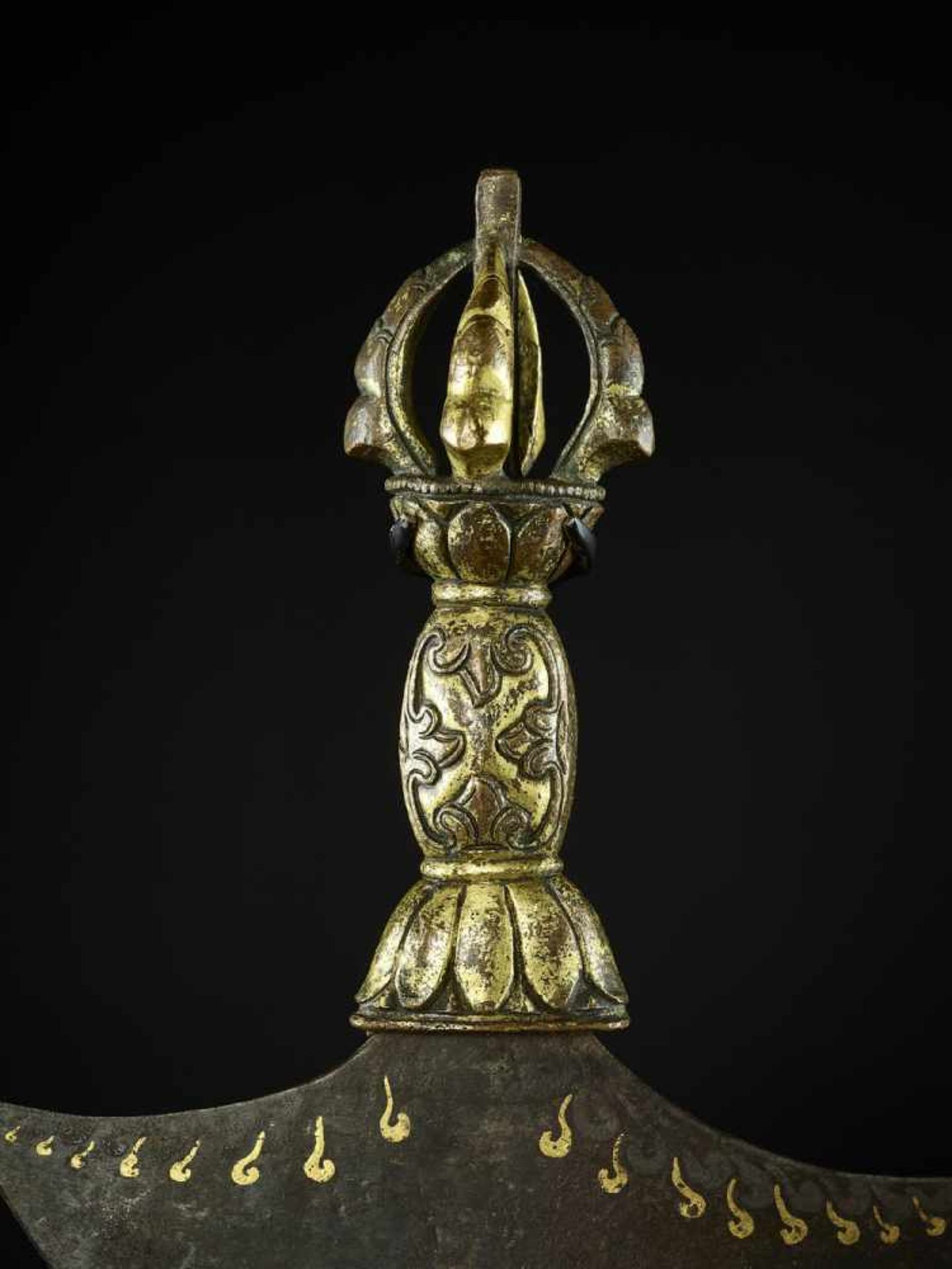 A KARTIKA FLAYING KNIFE, TIBET 17TH CENTURY The crescent-shaped iron blade inlaid in gold with wisps - Image 2 of 9