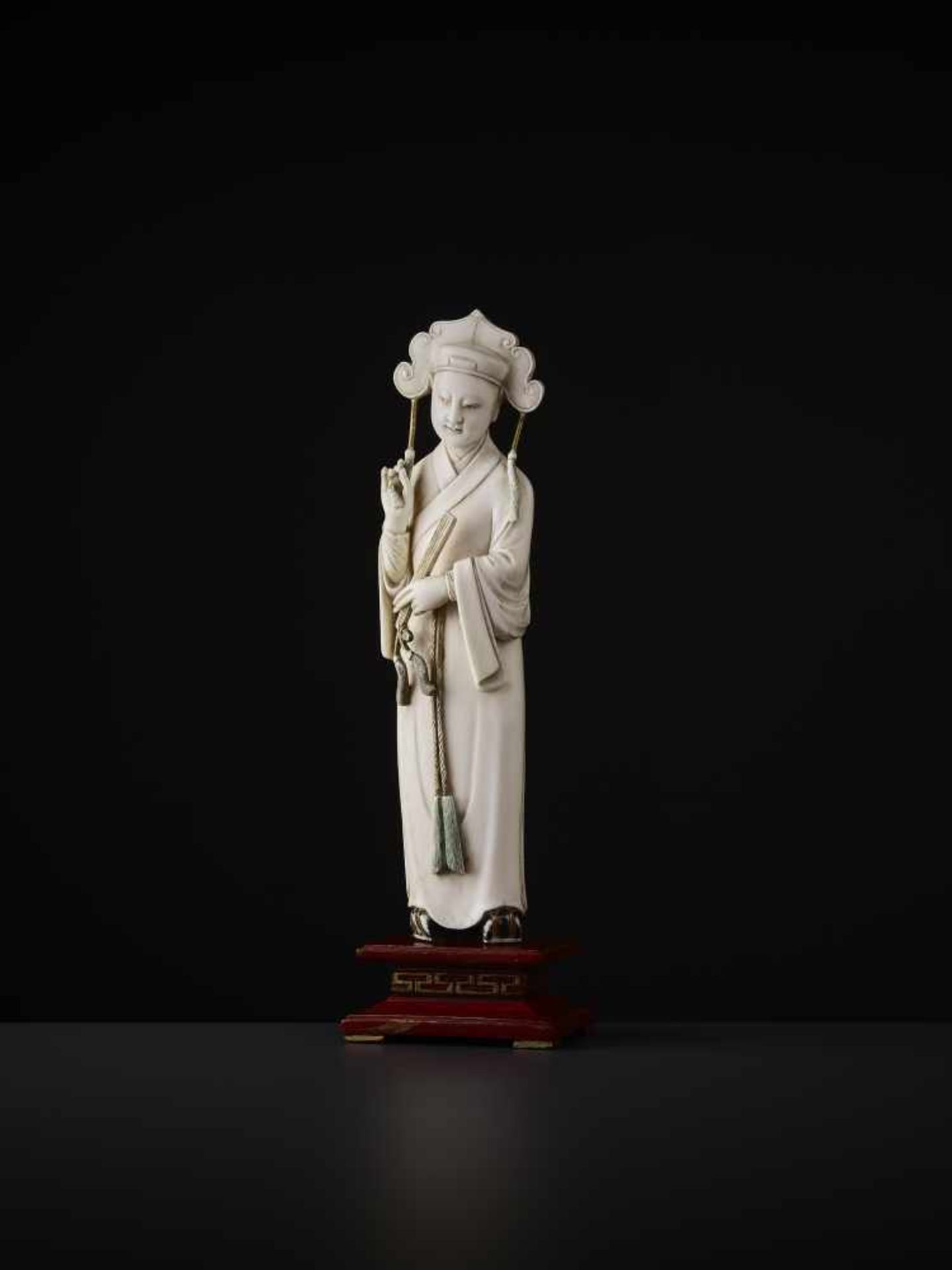 A MANCHU COURTIER IVORY FIGURE, QING China, 19th century. Openwork carving from a single piece of - Image 3 of 8