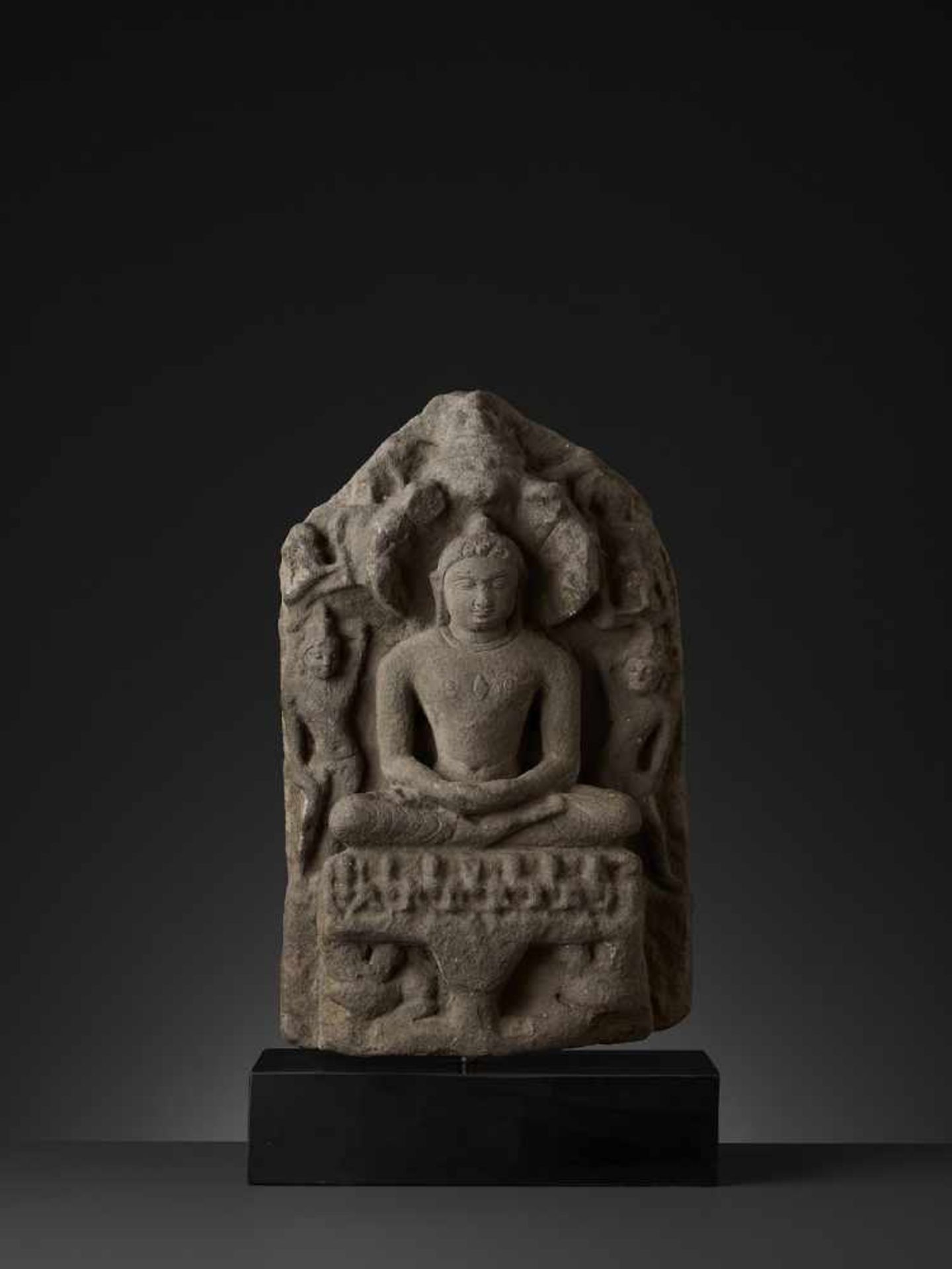 A RARE STELE OF PARSHVANATHA TIRTHANKARA Central India, 11th - 12th century. The sandstone carved in - Image 7 of 8