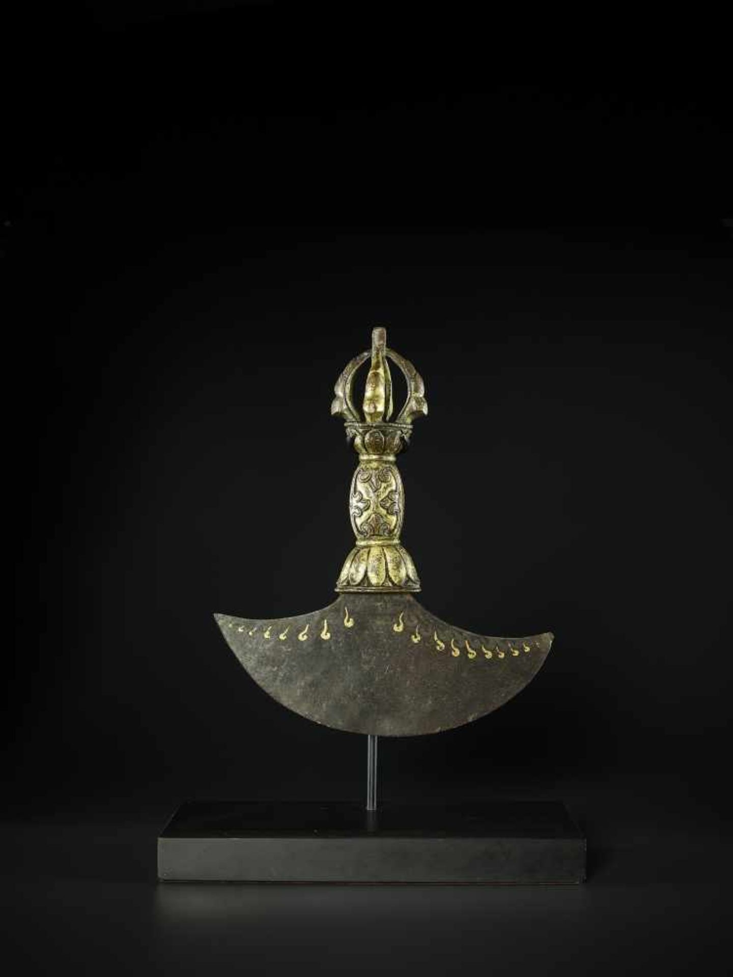 A KARTIKA FLAYING KNIFE, TIBET 17TH CENTURY The crescent-shaped iron blade inlaid in gold with wisps - Image 7 of 9