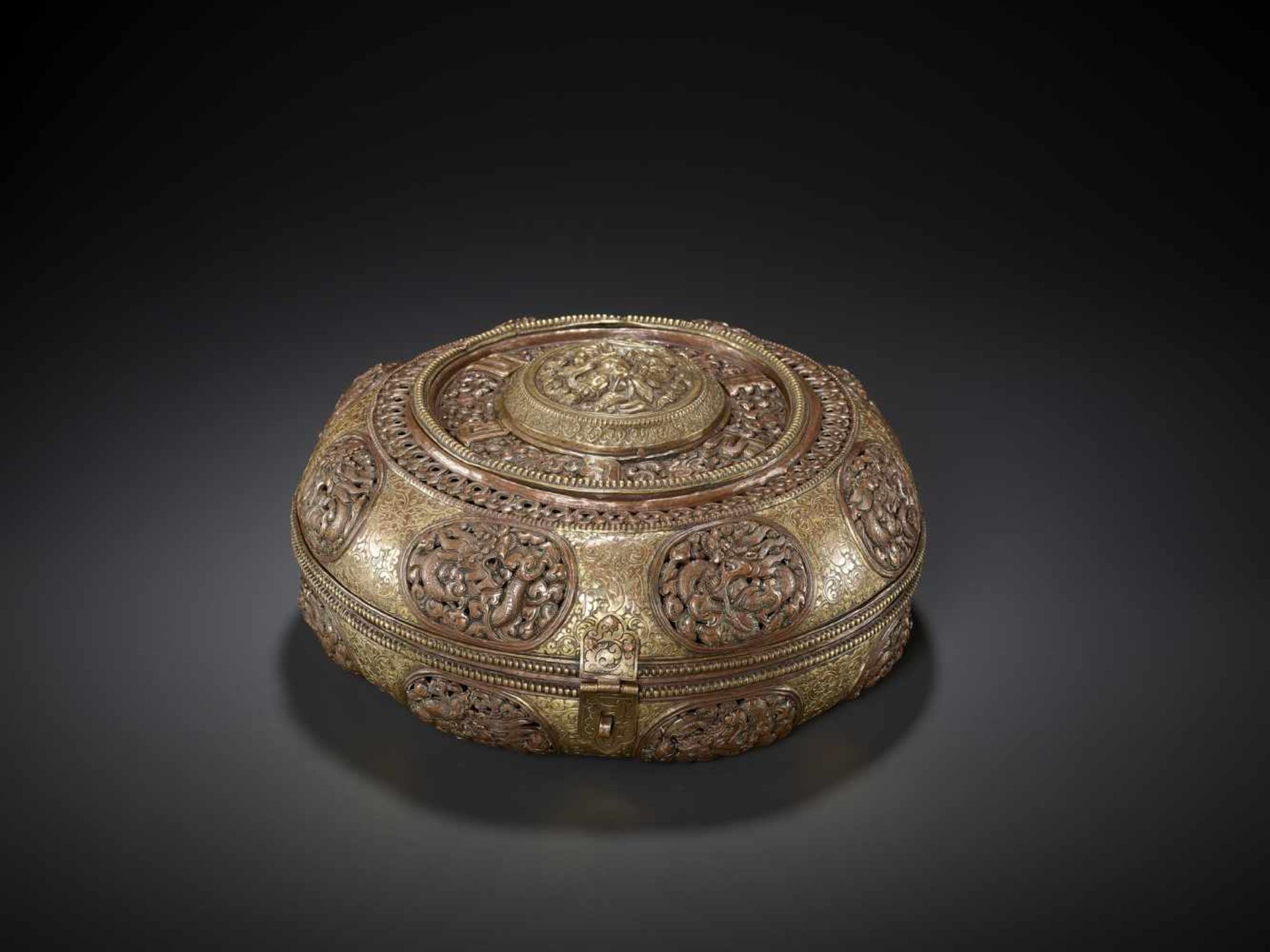 A GILT COPPER REPOUSSÉ RICE CONTAINER Tibet, 17th – 18th century. Finely engraved, embossed and - Image 8 of 9