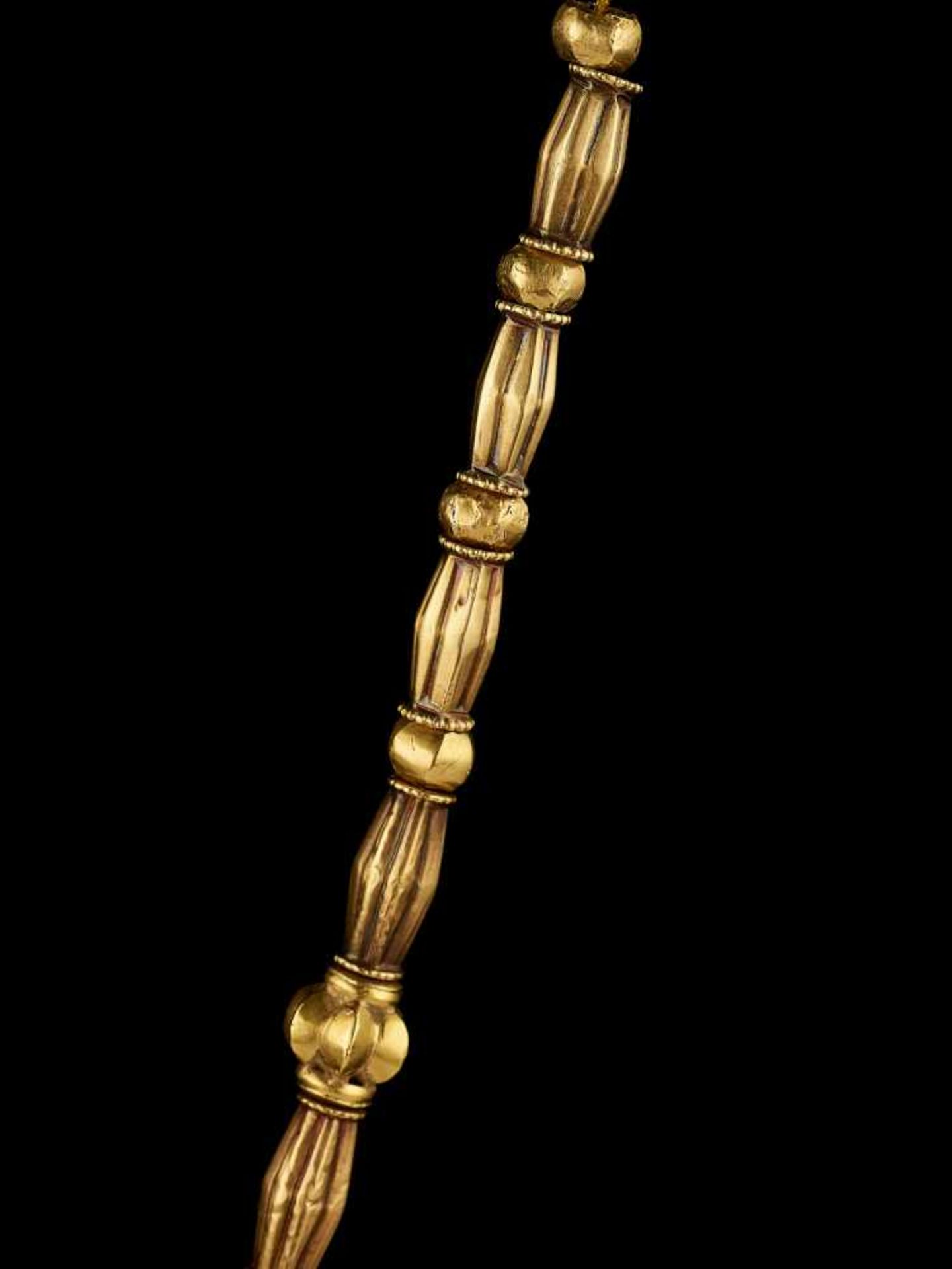 A TODA ‘BULLS HEAD’ GOLD NECKLACE Southern India, mid-19th to early 20th century. The central - Image 6 of 10