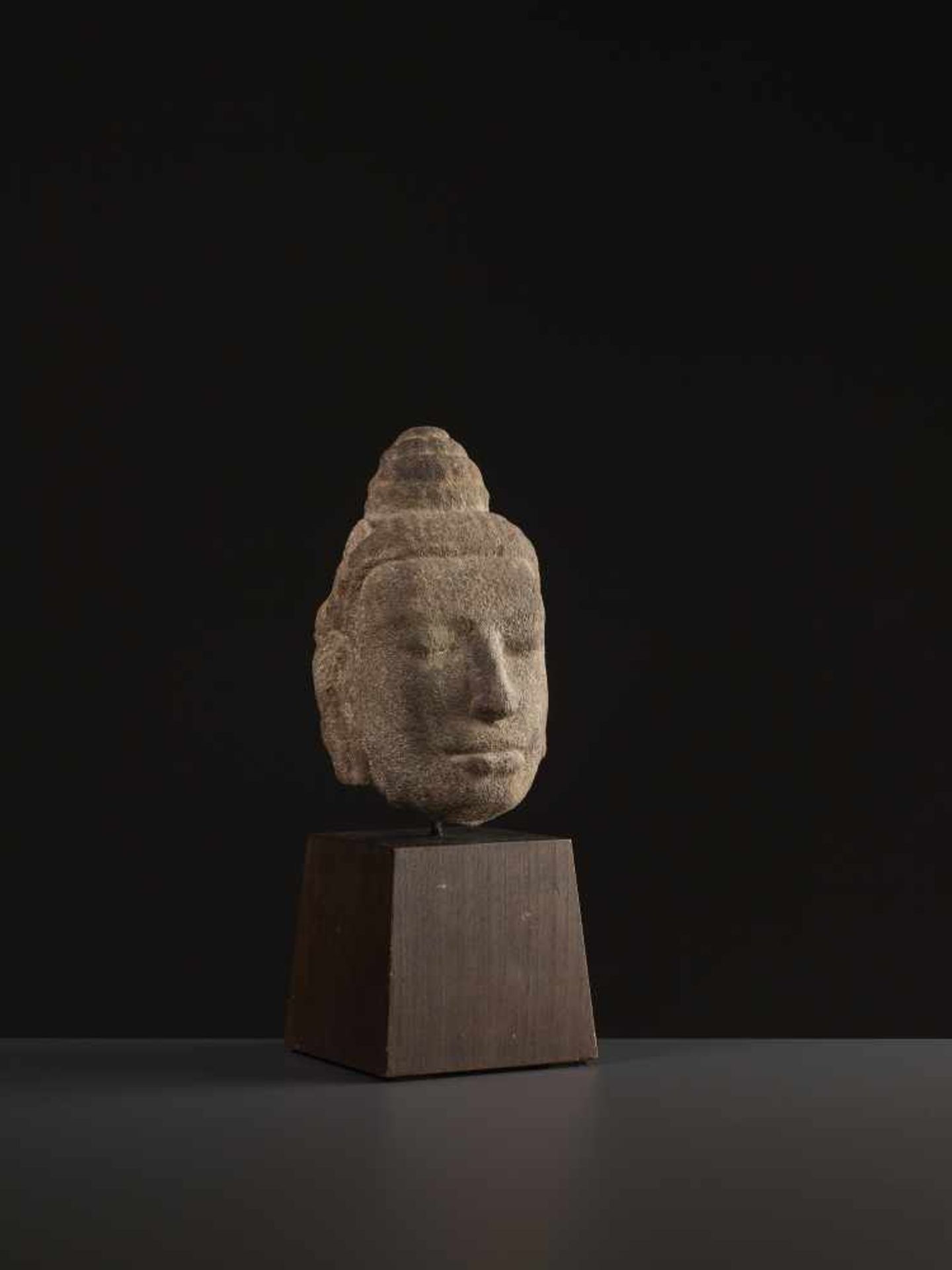 A FINE SANDSTONE HEAD OF BUDDHA, KHMER Cambodia, 11th-12th century. The face with a benevolent - Image 2 of 6