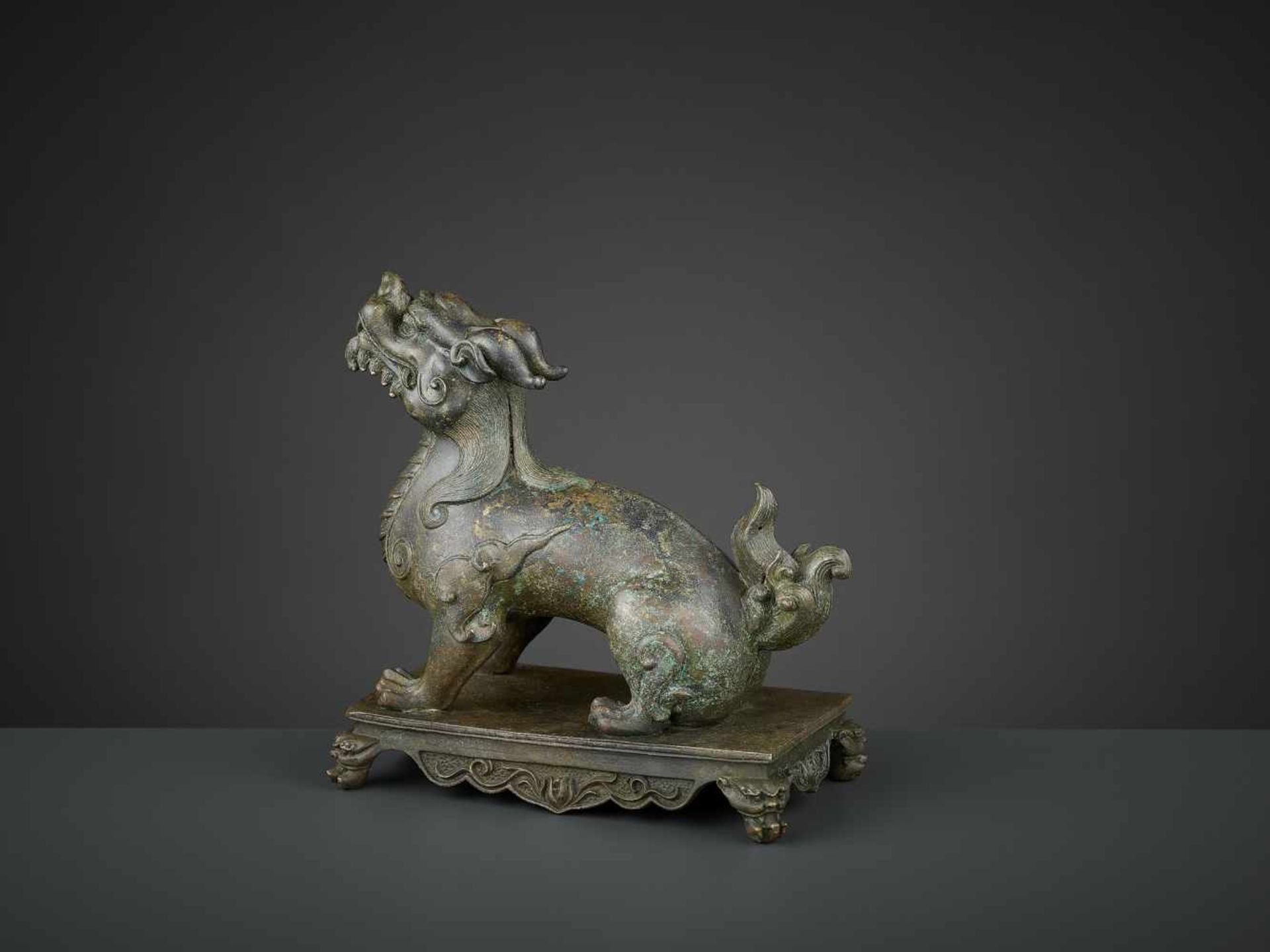 A BRONZE FIGURE OF A QILIN, QIANLONG SIX-CHARACTER MARK AND OF THE PERIOD China, 1736-1795. The - Bild 5 aus 15