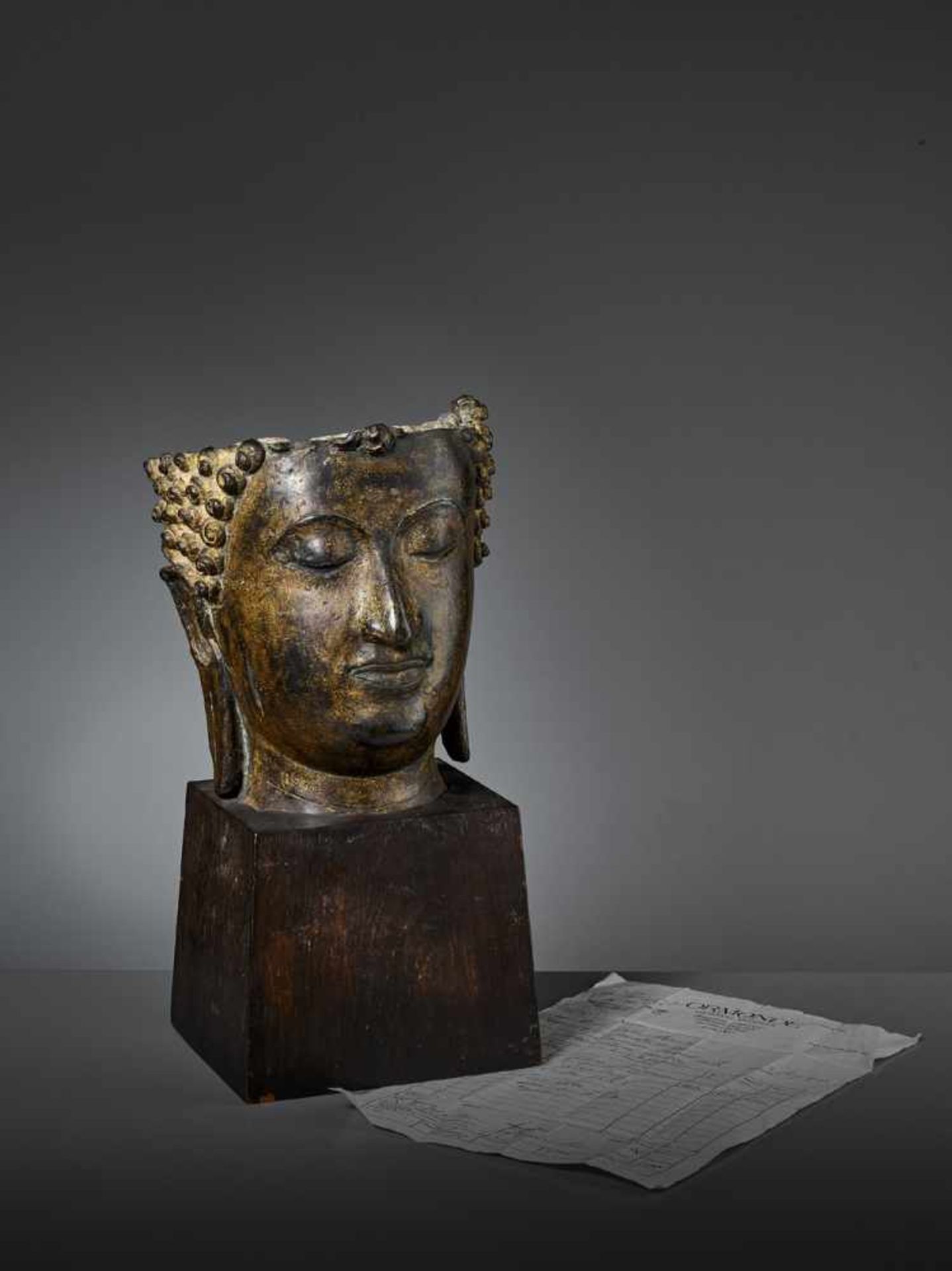 AN IMPRESSIVE AND LARGE BRONZE BUDDHA HEAD Thailand, Sukhothai, 15th – 16th century. Heavily cast - Image 2 of 10