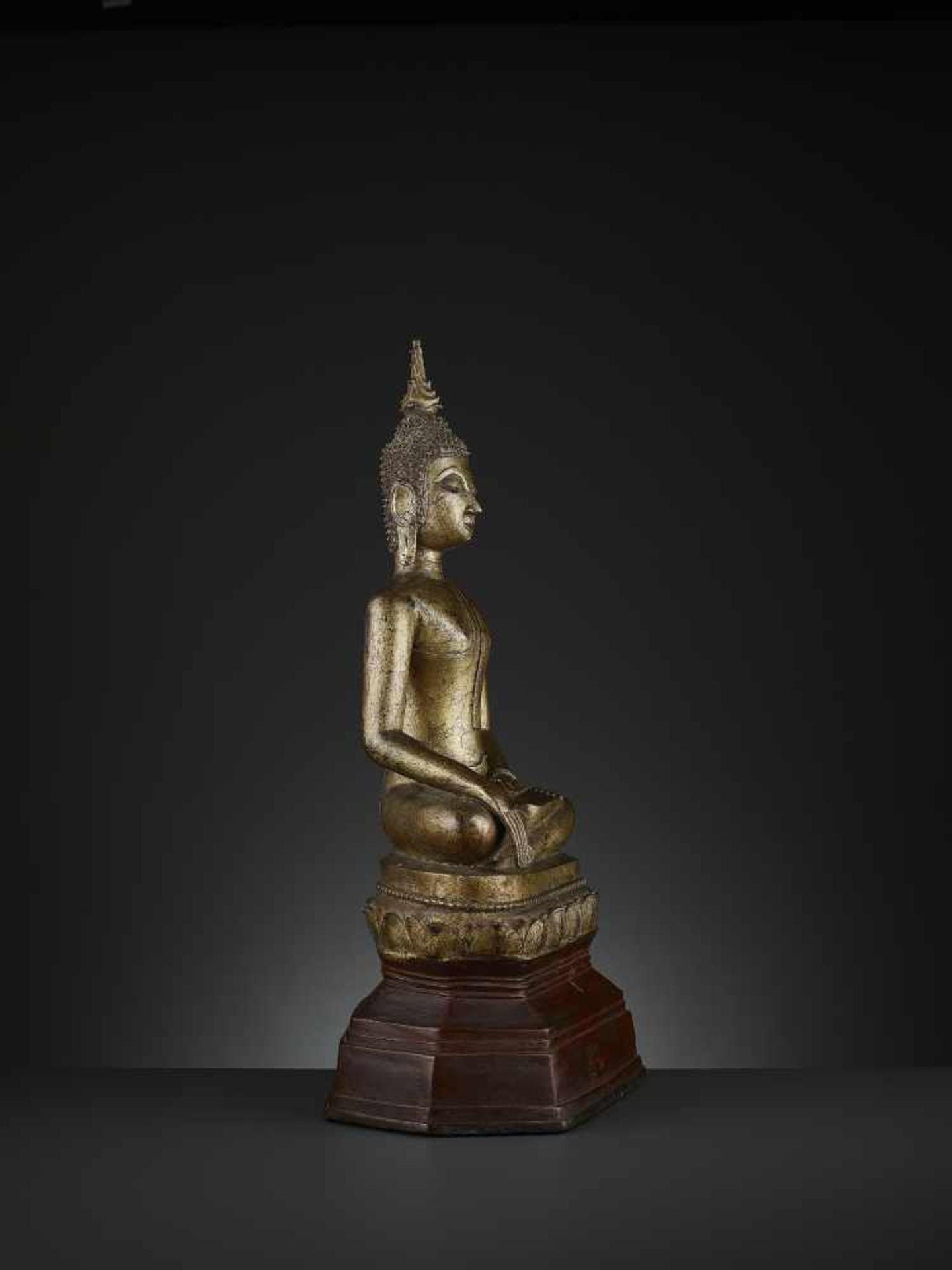 A GILT BRONZE STATUE OF BUDDHA SHAKYAMUNI Laos, 17th – 18th century. Massively cast seated in - Image 2 of 6