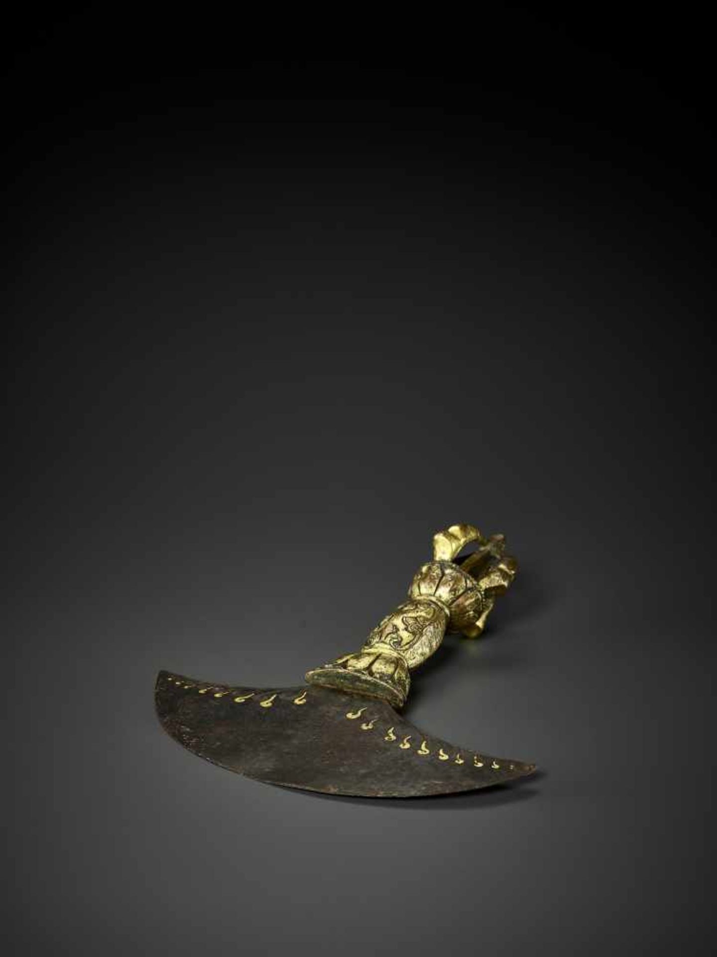 A KARTIKA FLAYING KNIFE, TIBET 17TH CENTURY The crescent-shaped iron blade inlaid in gold with wisps - Image 3 of 9