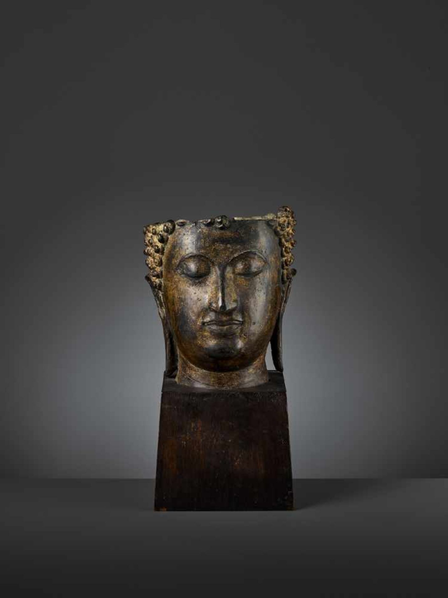 AN IMPRESSIVE AND LARGE BRONZE BUDDHA HEAD Thailand, Sukhothai, 15th – 16th century. Heavily cast