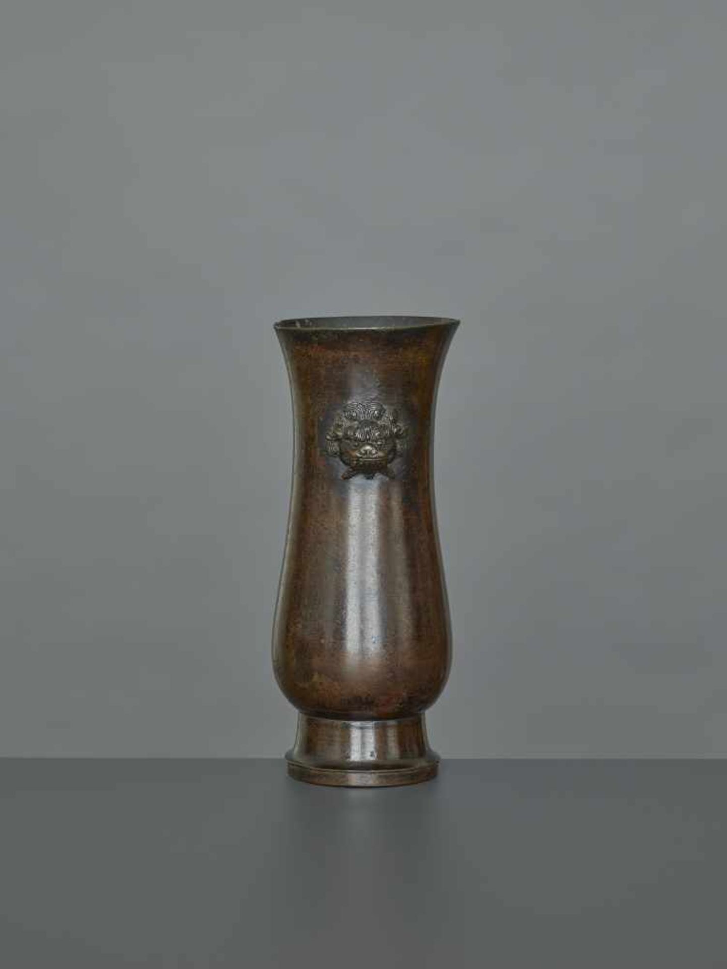 A FINE LION HEAD BRONZE VASE, MING China, 1368-1644. The slender vase with flaring foot rim and - Image 6 of 10