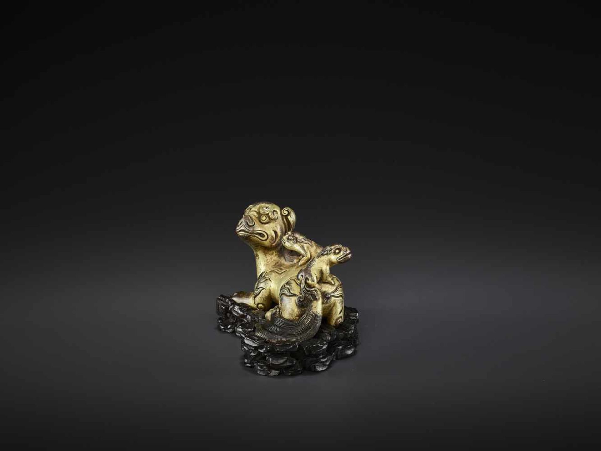 A FINE BUDDHIST LION GILT-BRONZE SCROLL WEIGHT, KANGXI China, 1662-1722. The mythical beast finely - Image 5 of 12