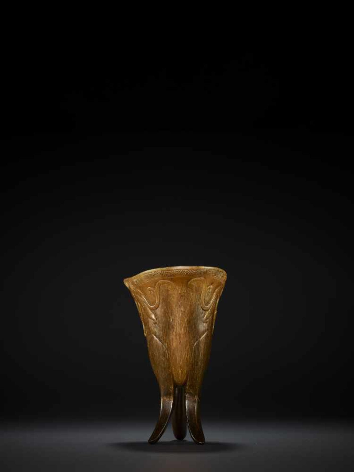 AN ARCHAISTIC RHINOCEROS HORN LIBATION CUP, JUE China, 17th – early 18th century. This cup, in the - Image 4 of 14