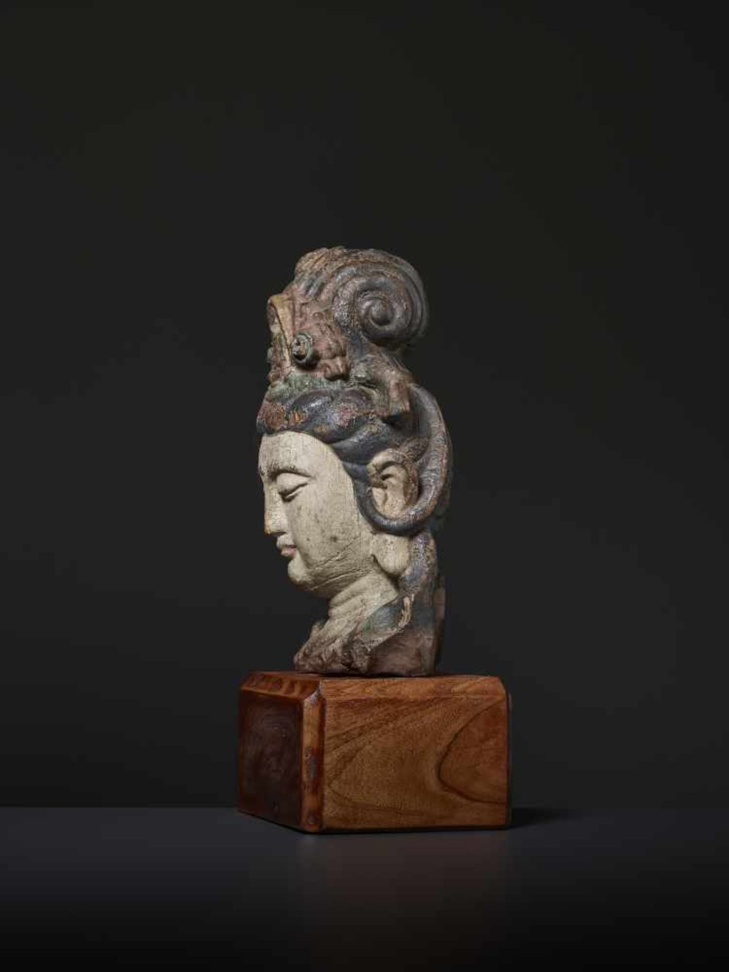 A LACQUERED WOOD HEAD OF GUANYIN, MING China, 1368-1644. The bodhisattva is carved with a high - Image 3 of 7