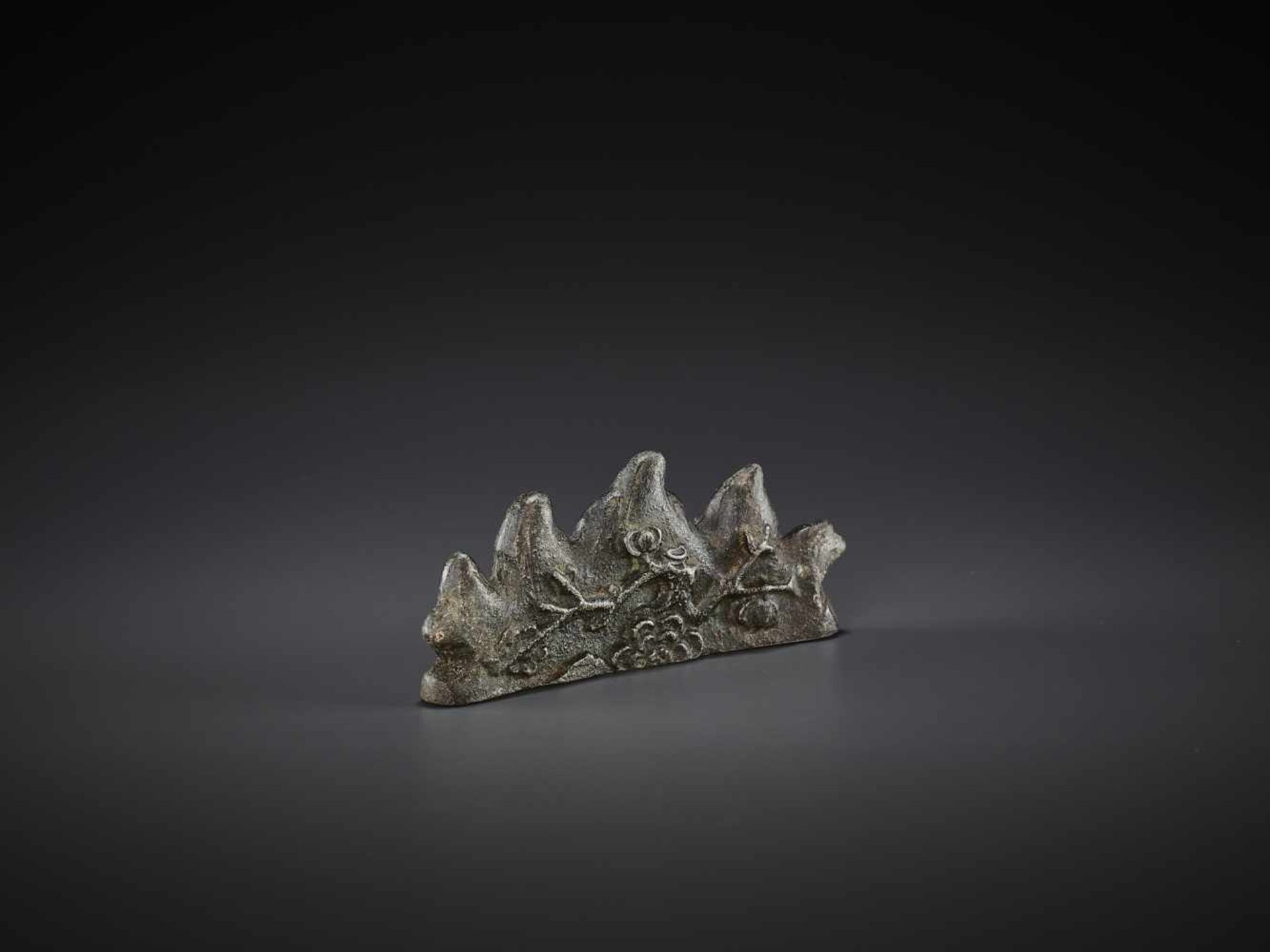 A BRONZE ‘MOUNTAIN’ BRUSH REST, MING China, 16th-17th century. Cast in the form of a five-peak - Bild 6 aus 11