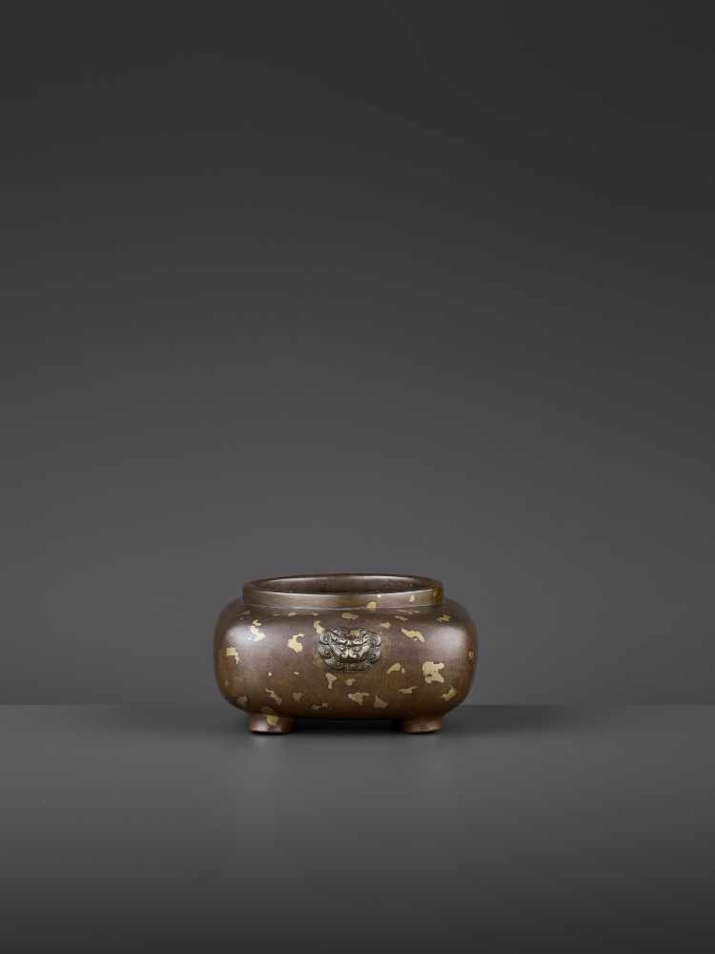 A GOLD-SPLASHED CENSER, 18TH CENTURY China. The square body with low rounded sides rising from - Image 9 of 11