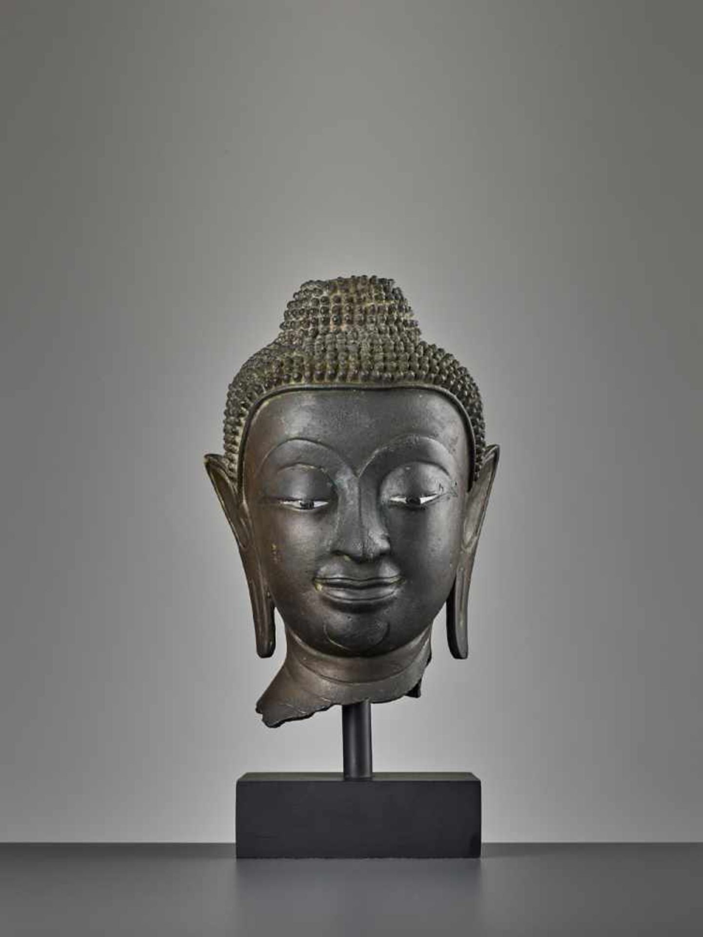 A SUKHOTHAI BRONZE HEAD OF BUDDHA, KAMPHAENG PHET Thailand, 15th century. Bronze with eyes inlaid in - Image 2 of 11