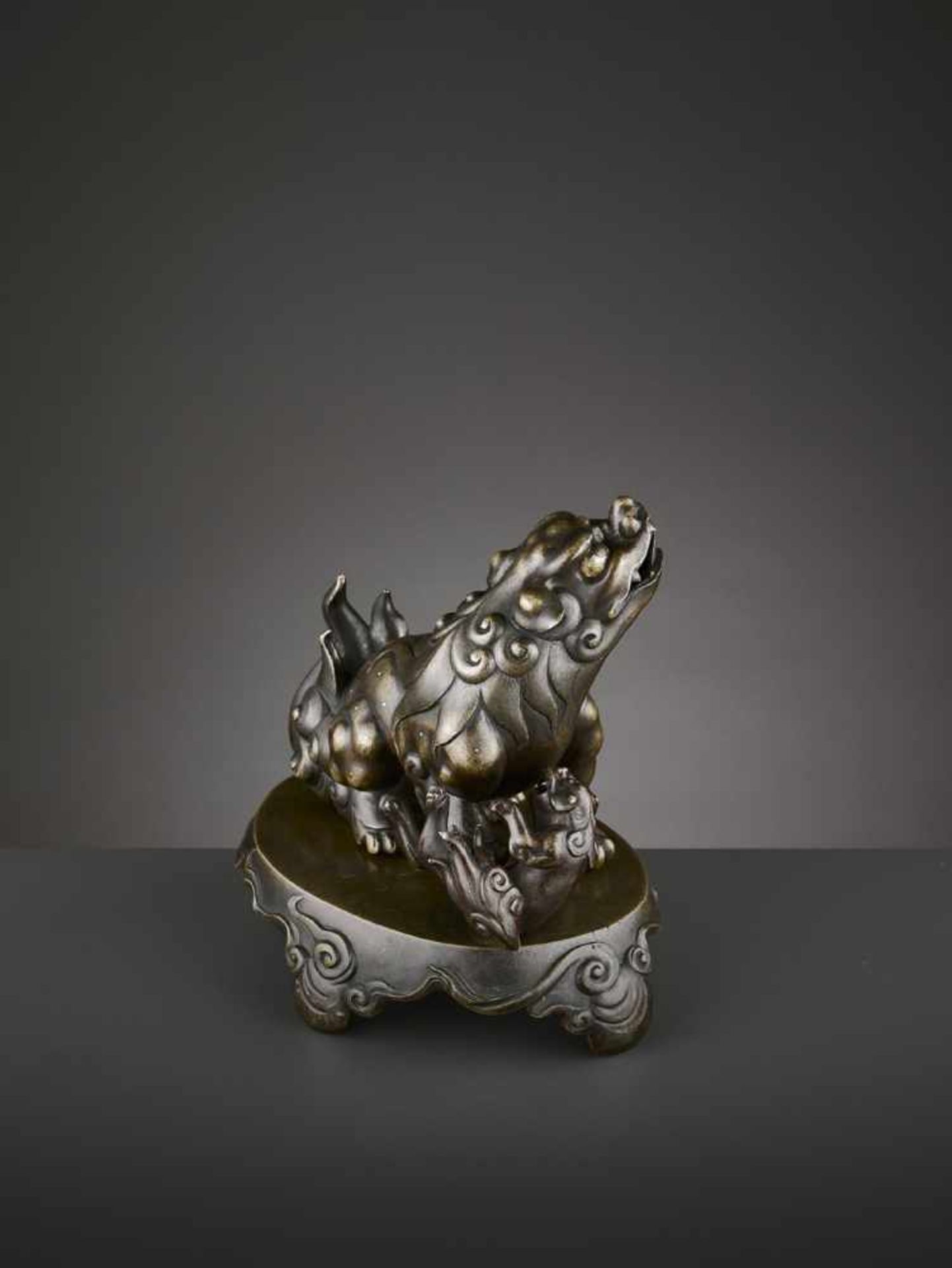 A SILVER- AND GOLD-INLAID BRONZE CENSER, KANGXI China, early 18th century. Heavily cast as a - Image 9 of 12