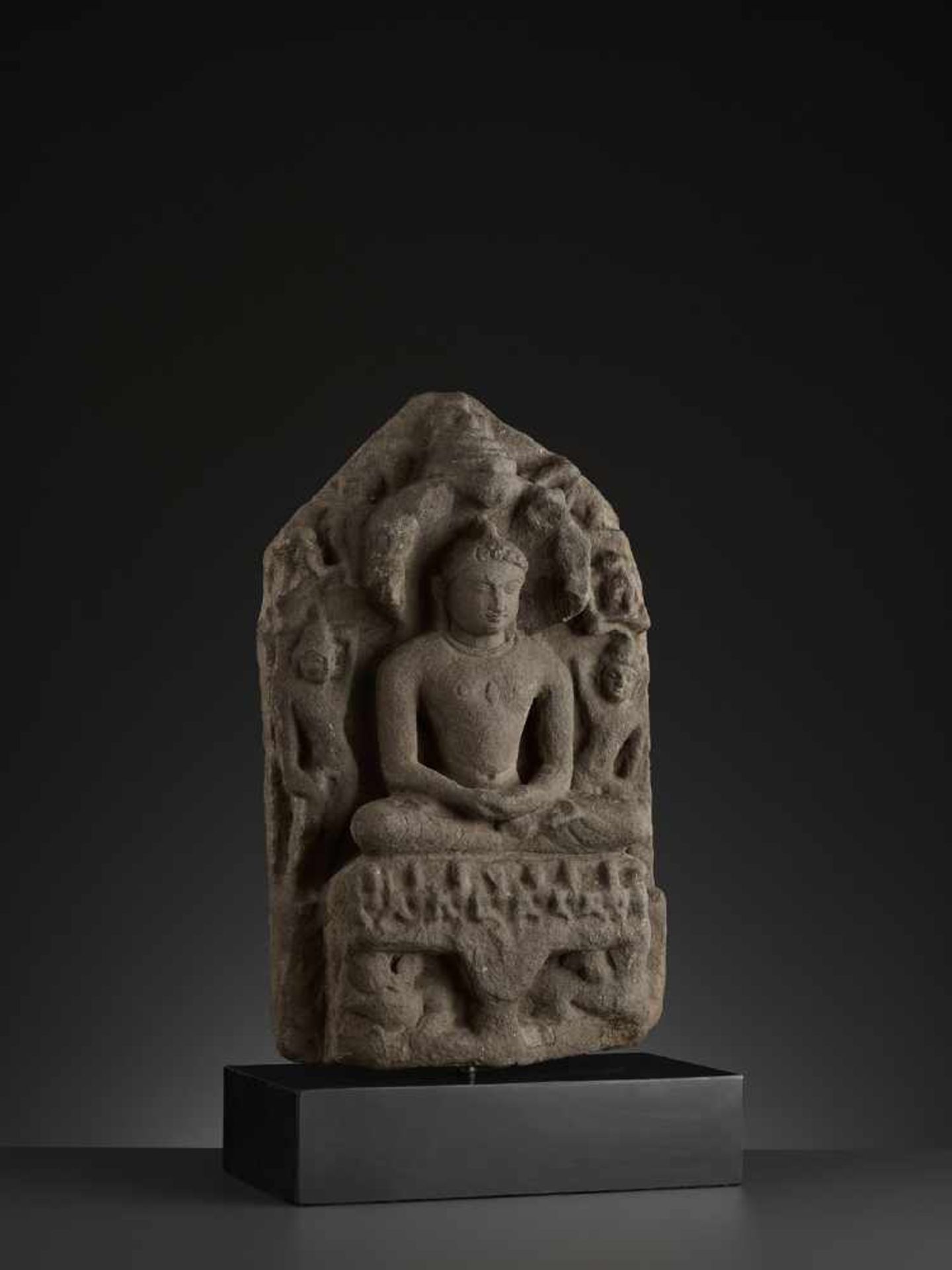 A RARE STELE OF PARSHVANATHA TIRTHANKARA Central India, 11th - 12th century. The sandstone carved in - Image 6 of 8