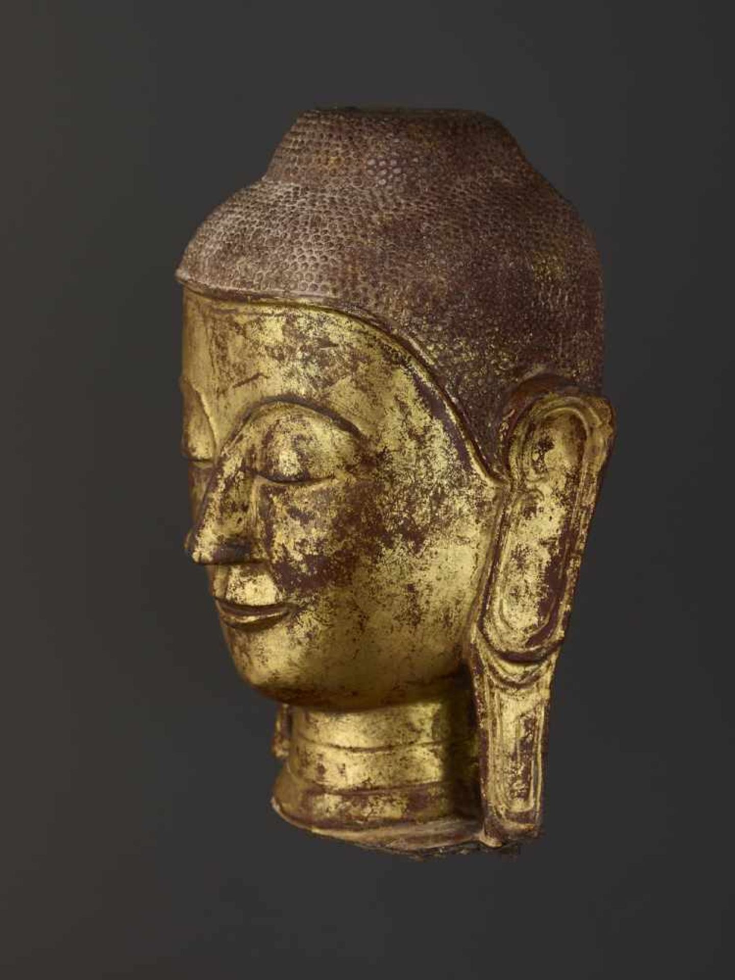 A RARE DRY LACQUER HEAD OF BUDDHA Burma, 18th – earlier 19th century. A large and finely gilt - Image 2 of 9