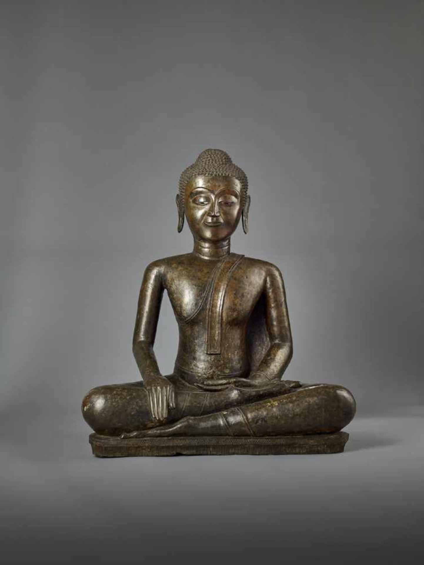 A VERY LARGE BUDDHA SHAKYAMUNI BRONZE Thailand, Kingdom of Ayudhya, 16th – 18th century. The - Image 8 of 10