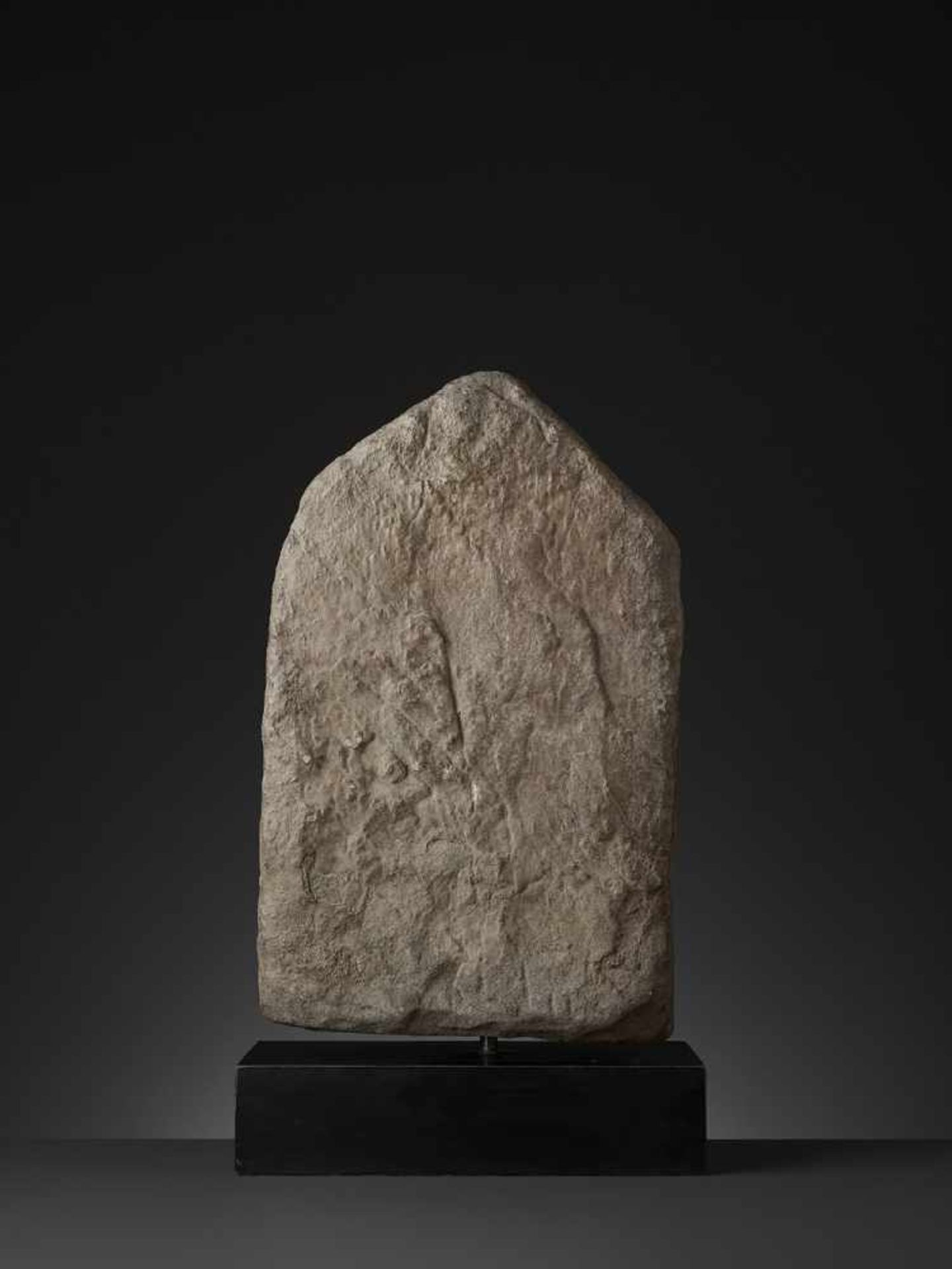 A RARE STELE OF PARSHVANATHA TIRTHANKARA Central India, 11th - 12th century. The sandstone carved in - Image 4 of 8