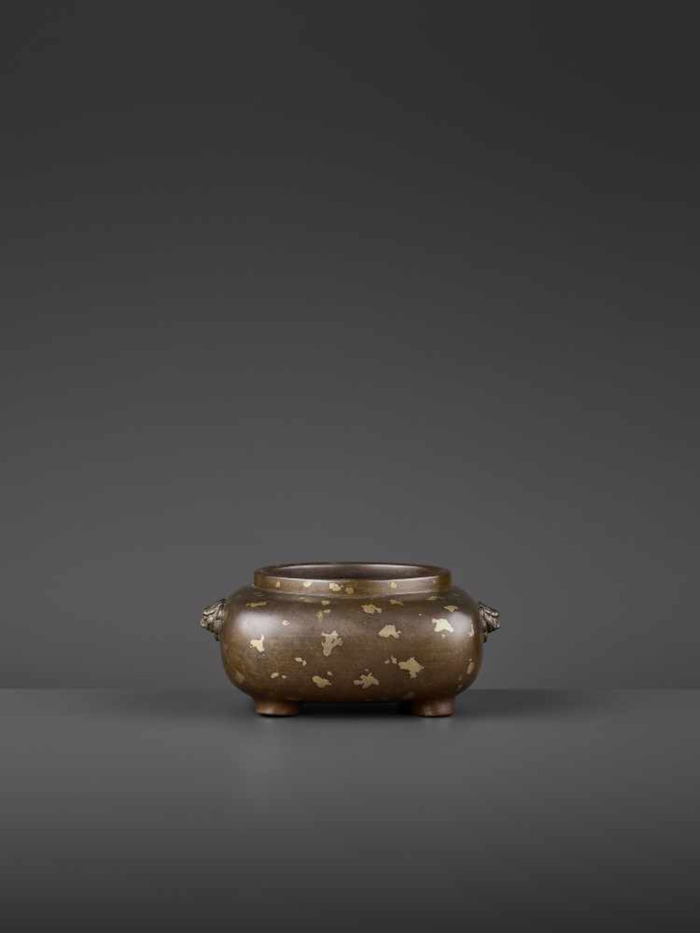 A GOLD-SPLASHED CENSER, 18TH CENTURY China. The square body with low rounded sides rising from - Image 4 of 11