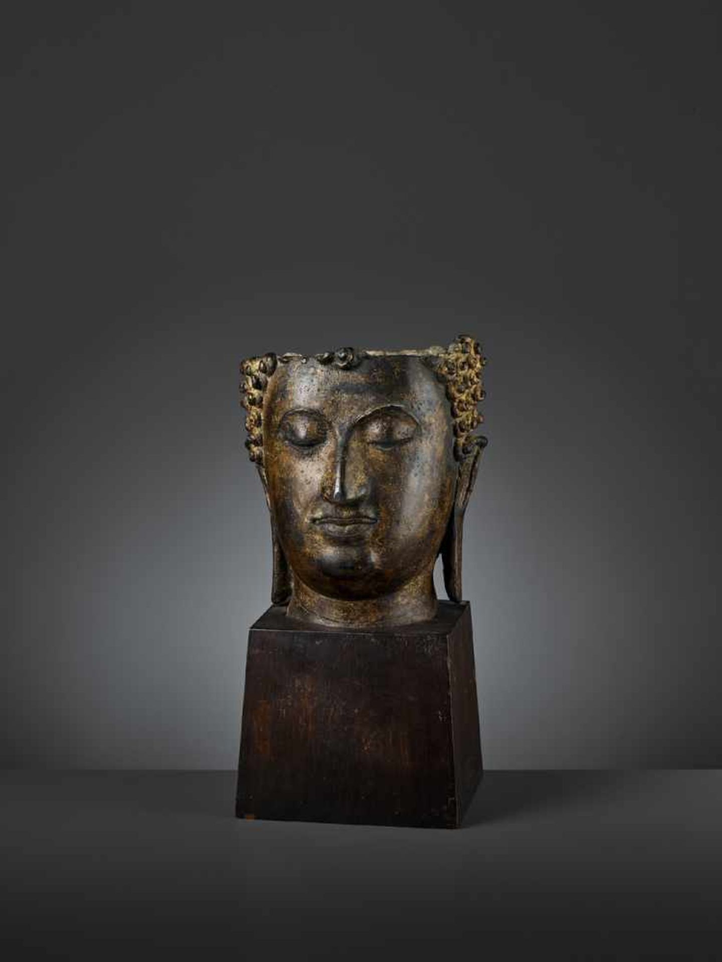 AN IMPRESSIVE AND LARGE BRONZE BUDDHA HEAD Thailand, Sukhothai, 15th – 16th century. Heavily cast - Image 3 of 10