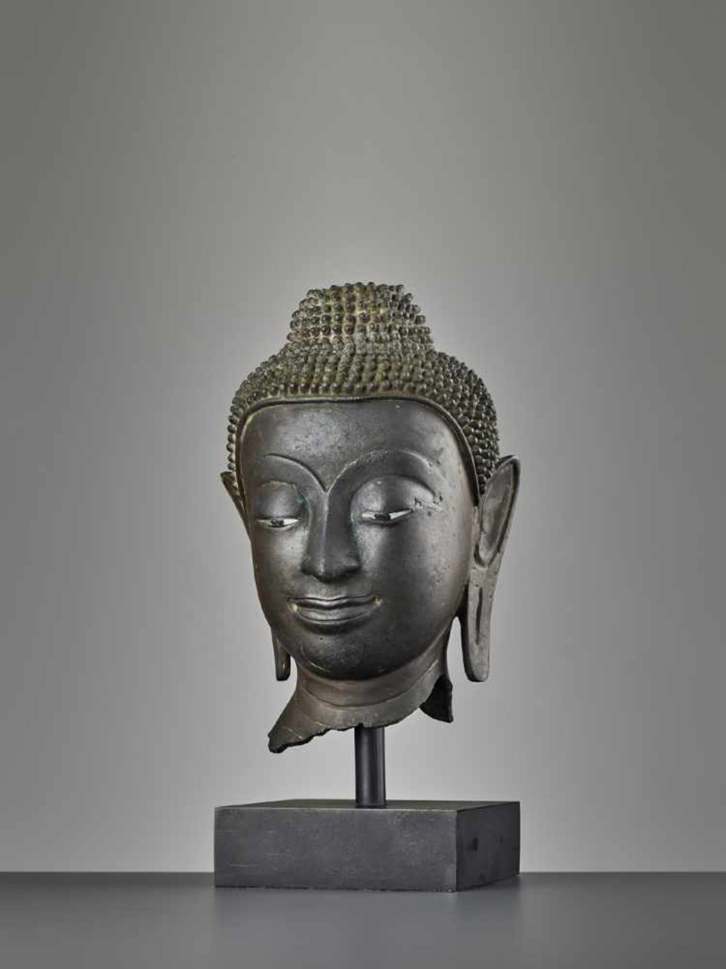 A SUKHOTHAI BRONZE HEAD OF BUDDHA, KAMPHAENG PHET Thailand, 15th century. Bronze with eyes inlaid in - Image 3 of 11