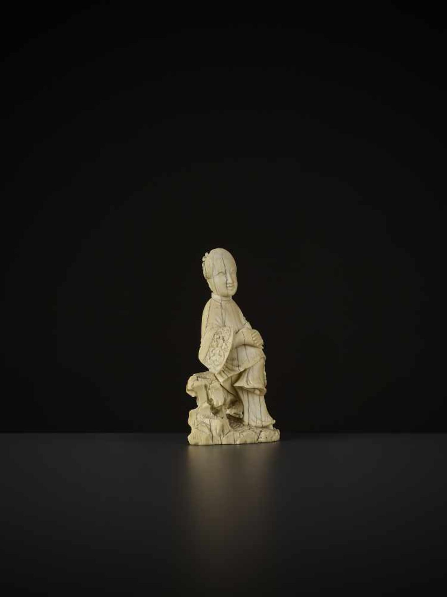 AN IVORY NOBLE LADY, MING China, 17th century. Fine and detailed openwork carving of a lady - Image 6 of 9