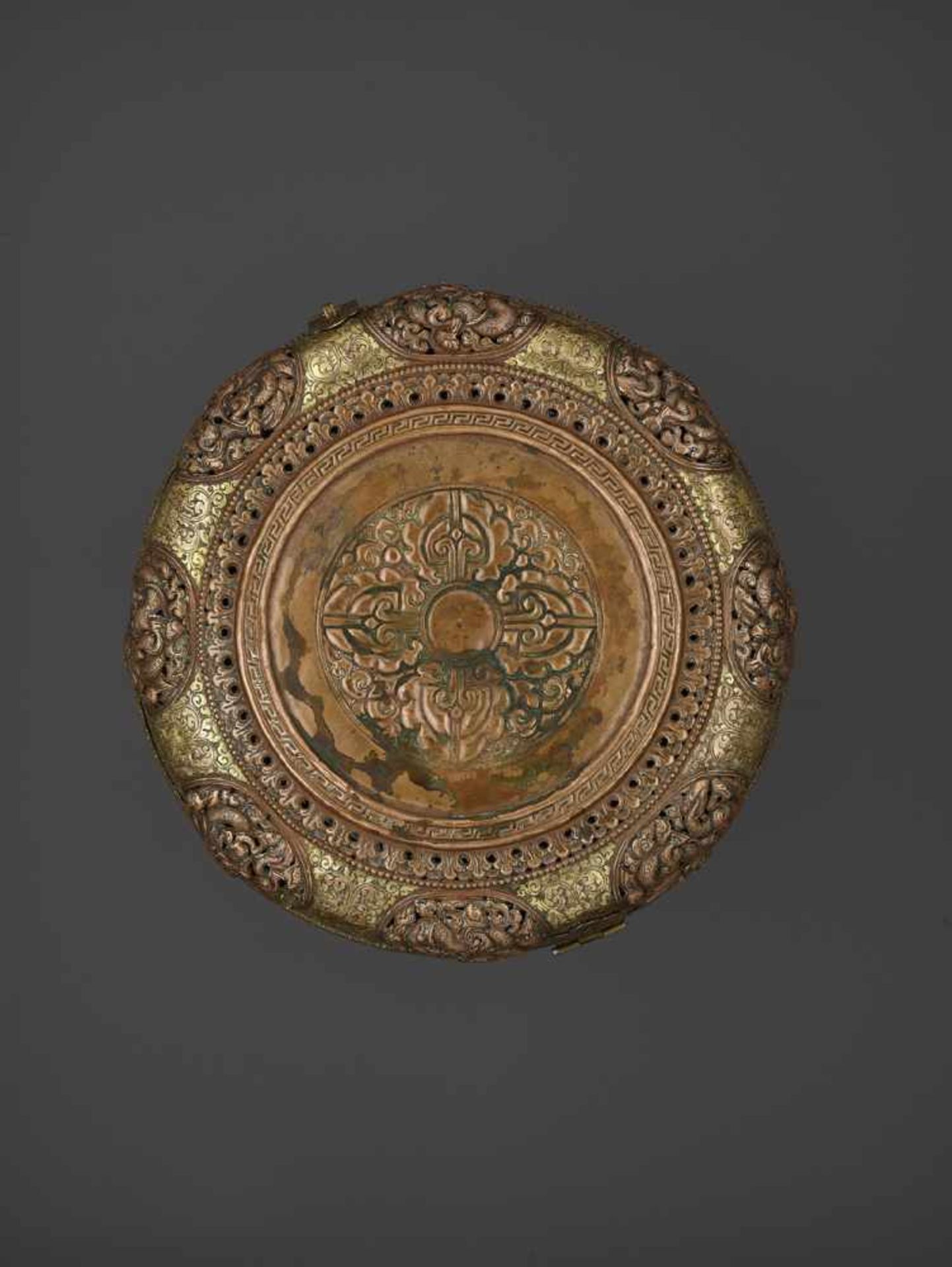 A GILT COPPER REPOUSSÉ RICE CONTAINER Tibet, 17th – 18th century. Finely engraved, embossed and - Image 3 of 9