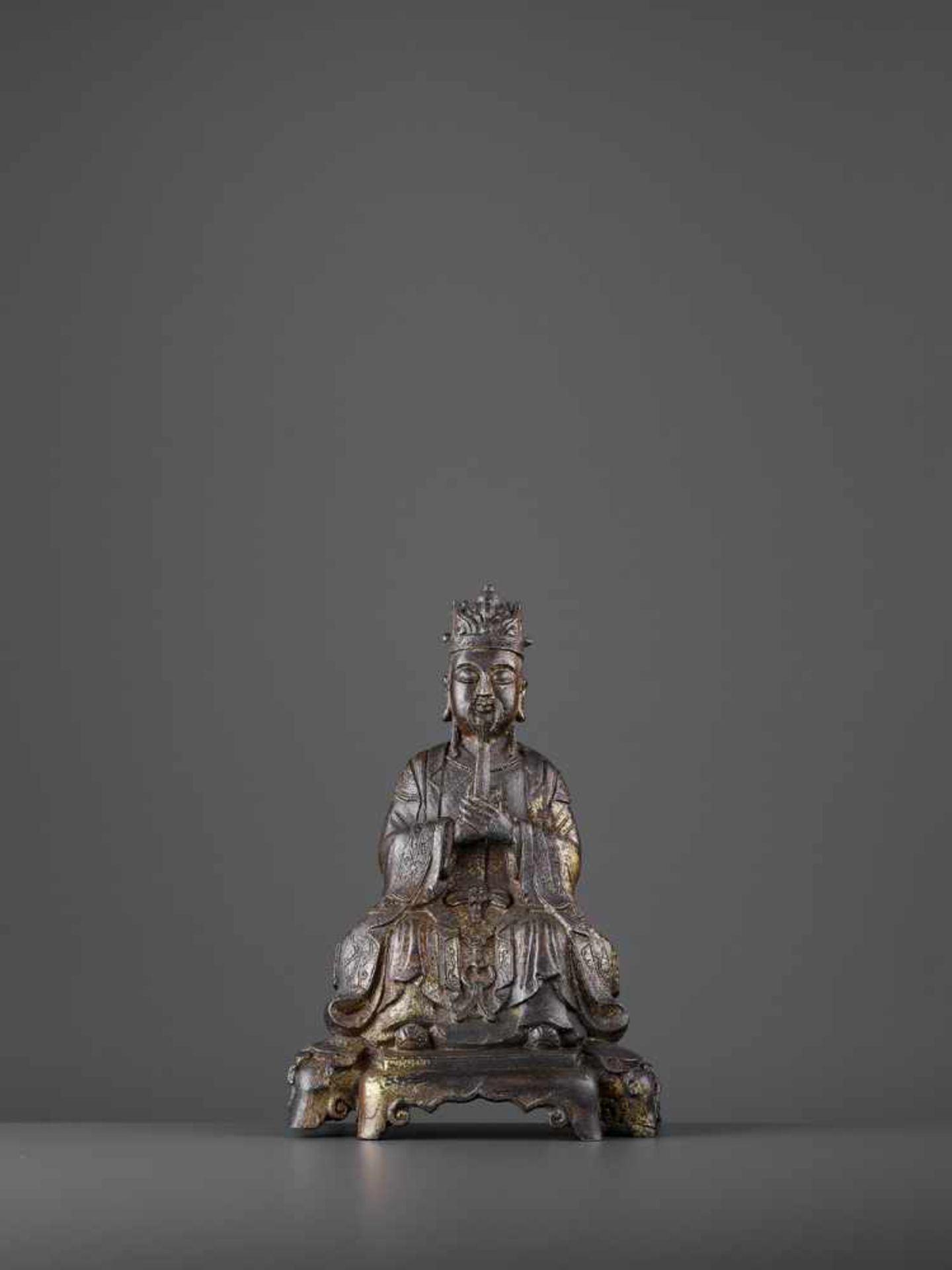 A BRONZE OF A DAOIST IMMORTAL, MING China, 16th -17th century. The sage cast seated as a dignitary - Image 2 of 11