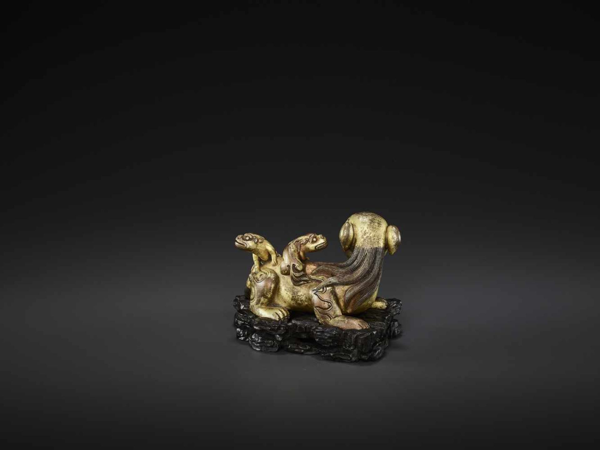 A FINE BUDDHIST LION GILT-BRONZE SCROLL WEIGHT, KANGXI China, 1662-1722. The mythical beast finely - Image 2 of 12