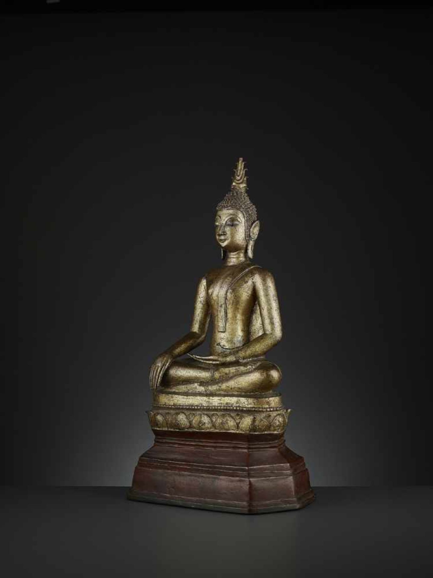 A GILT BRONZE STATUE OF BUDDHA SHAKYAMUNI Laos, 17th – 18th century. Massively cast seated in - Image 5 of 6